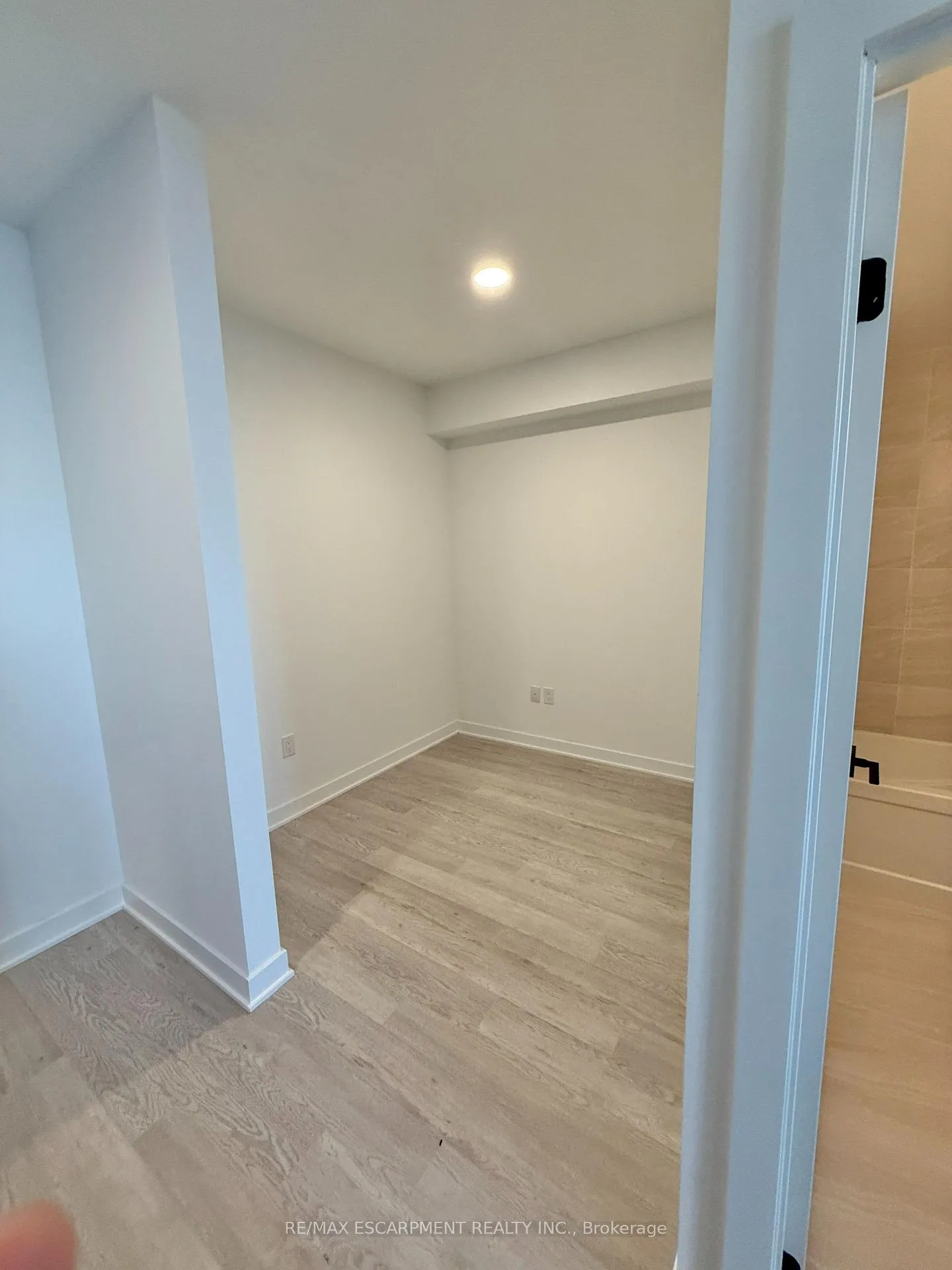 Photo 2 of Unit 1211, 2782 Barton Street, Hamilton, Riverdale — HOMEH