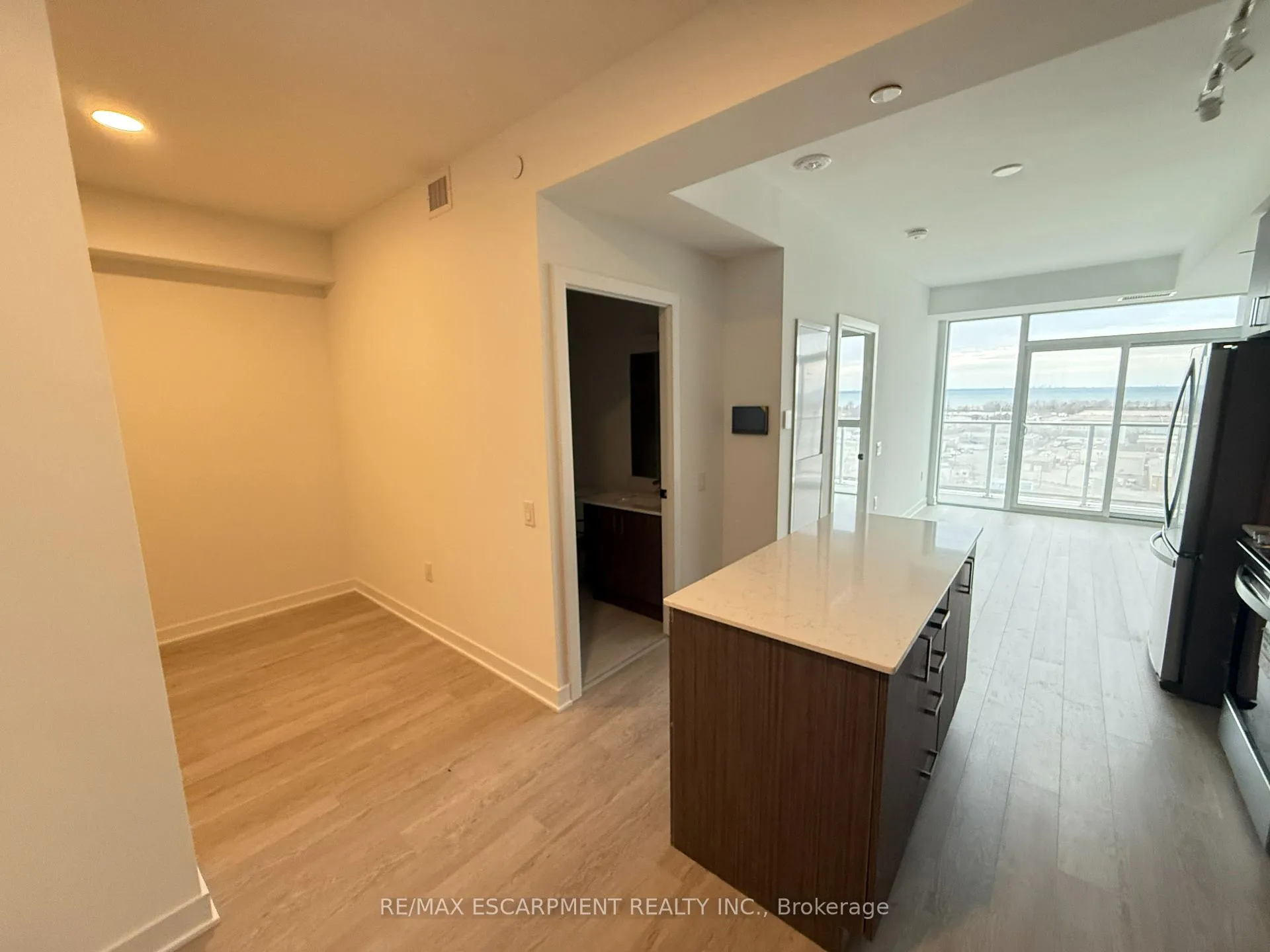 Photo 5 of Unit 1211, 2782 Barton Street, Hamilton, Riverdale — HOMEH