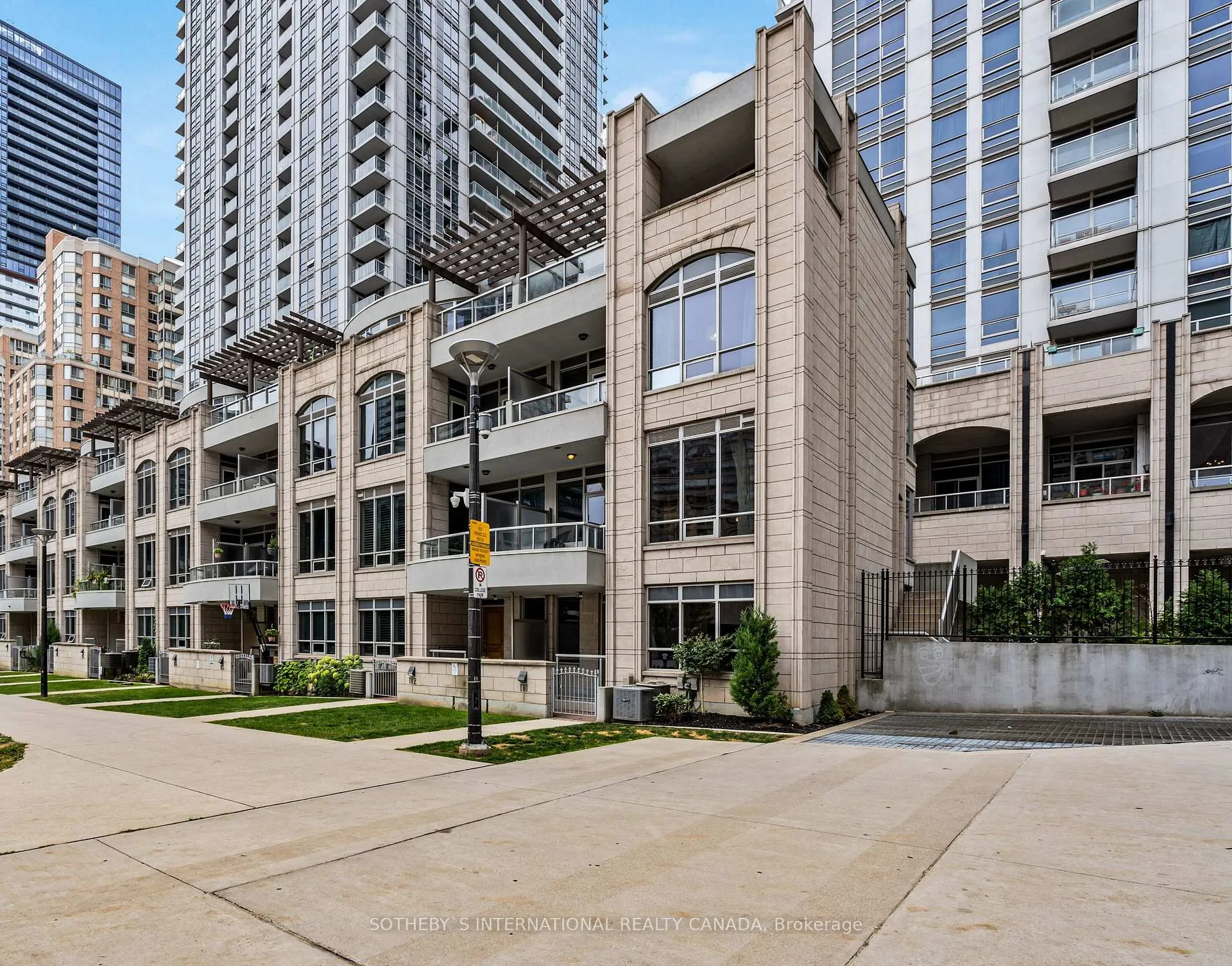 Front of Unit TH01, 761 Bay Street