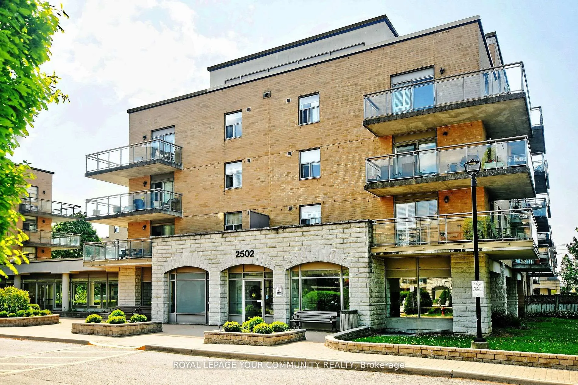 Photo 2 of Unit 419, 2502 Rutherford Road, Vaughan, Maple — HOMEH