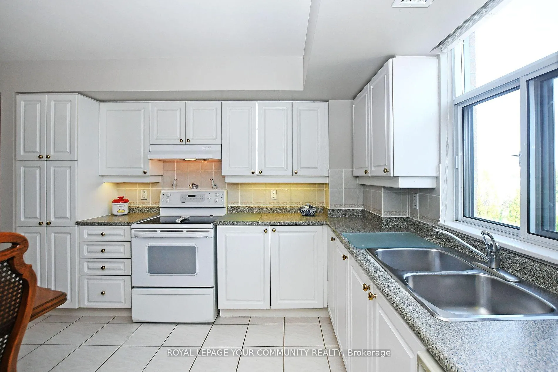 Photo 12 of Unit 419, 2502 Rutherford Road, Vaughan, Maple — HOMEH
