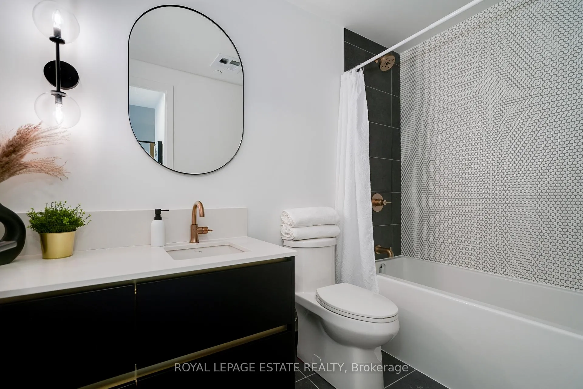 Photo 15 of Unit 404, 1285 Queen Street E, Toronto, Greenwood-Coxwell — HOMEH