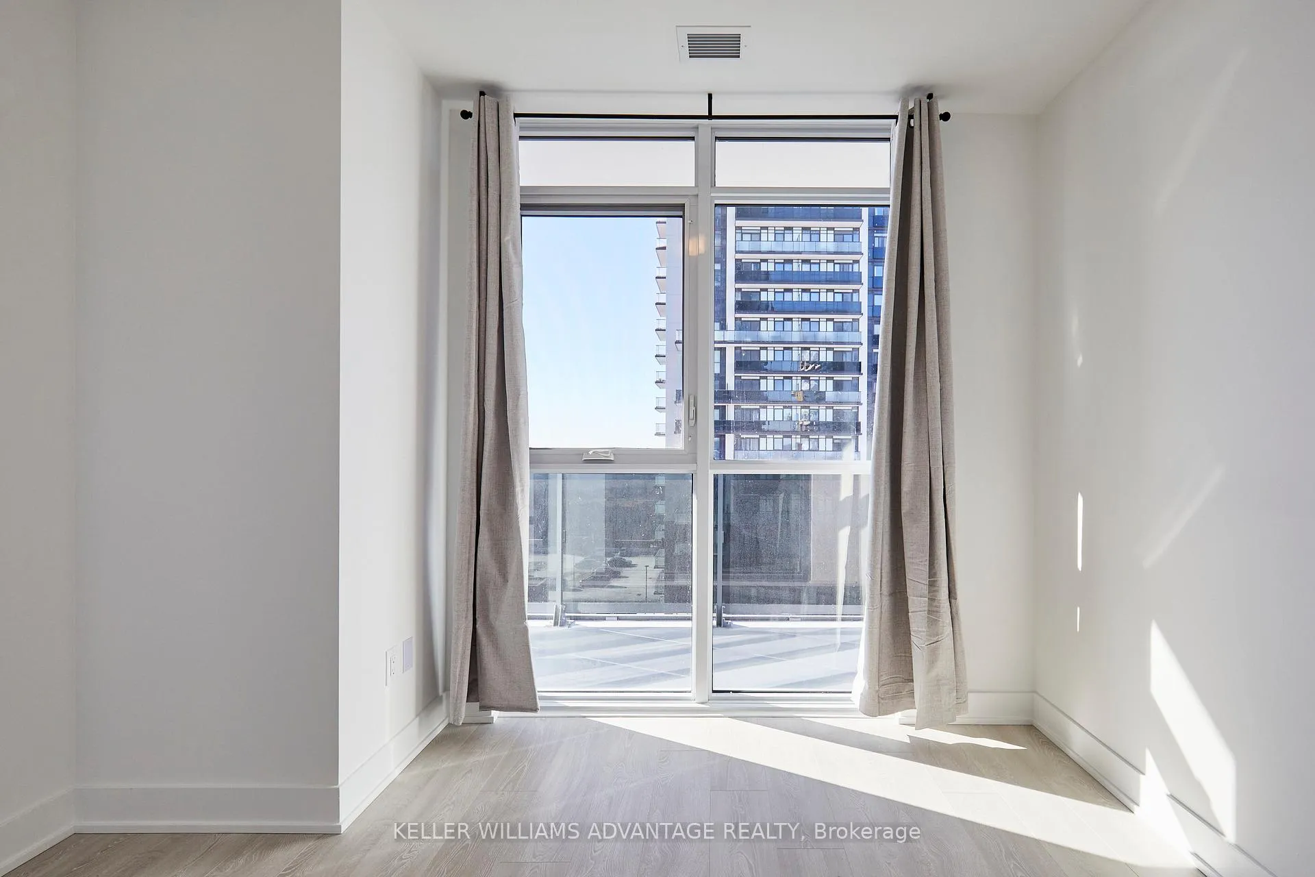 Photo 13 of Unit 915, 2545 Simcoe Street N, Oshawa, Windfields — HOMEH