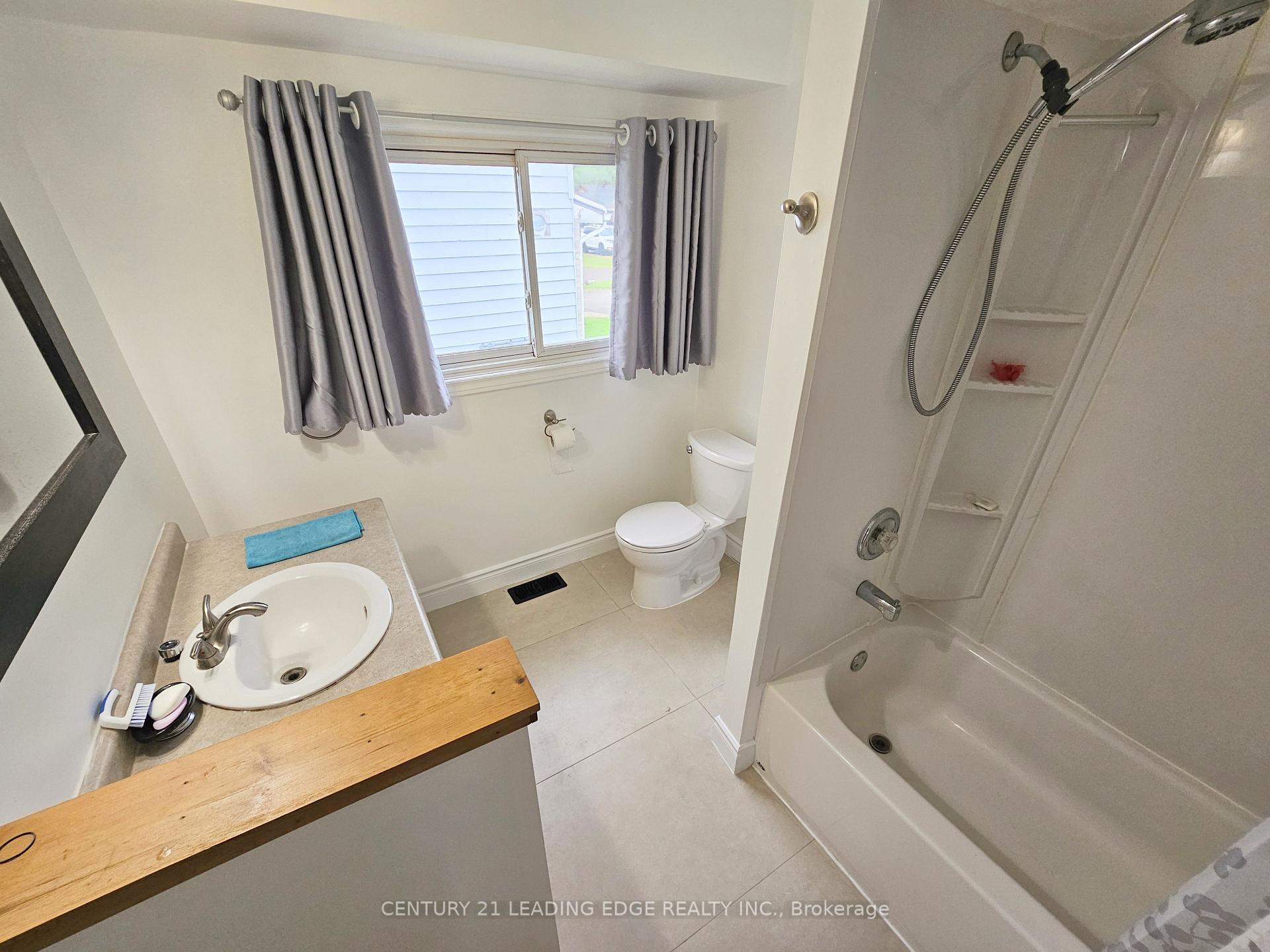 Photo 8 of 261 Parkway Avenue, Georgina, Keswick South — HOMEH
