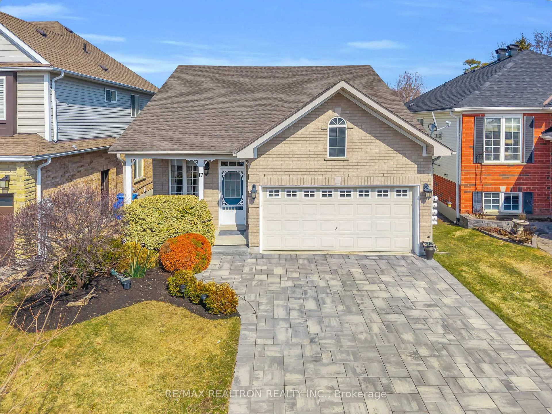 Photo 2 of 17 Marchant Circle, King, Schomberg — HOMEH