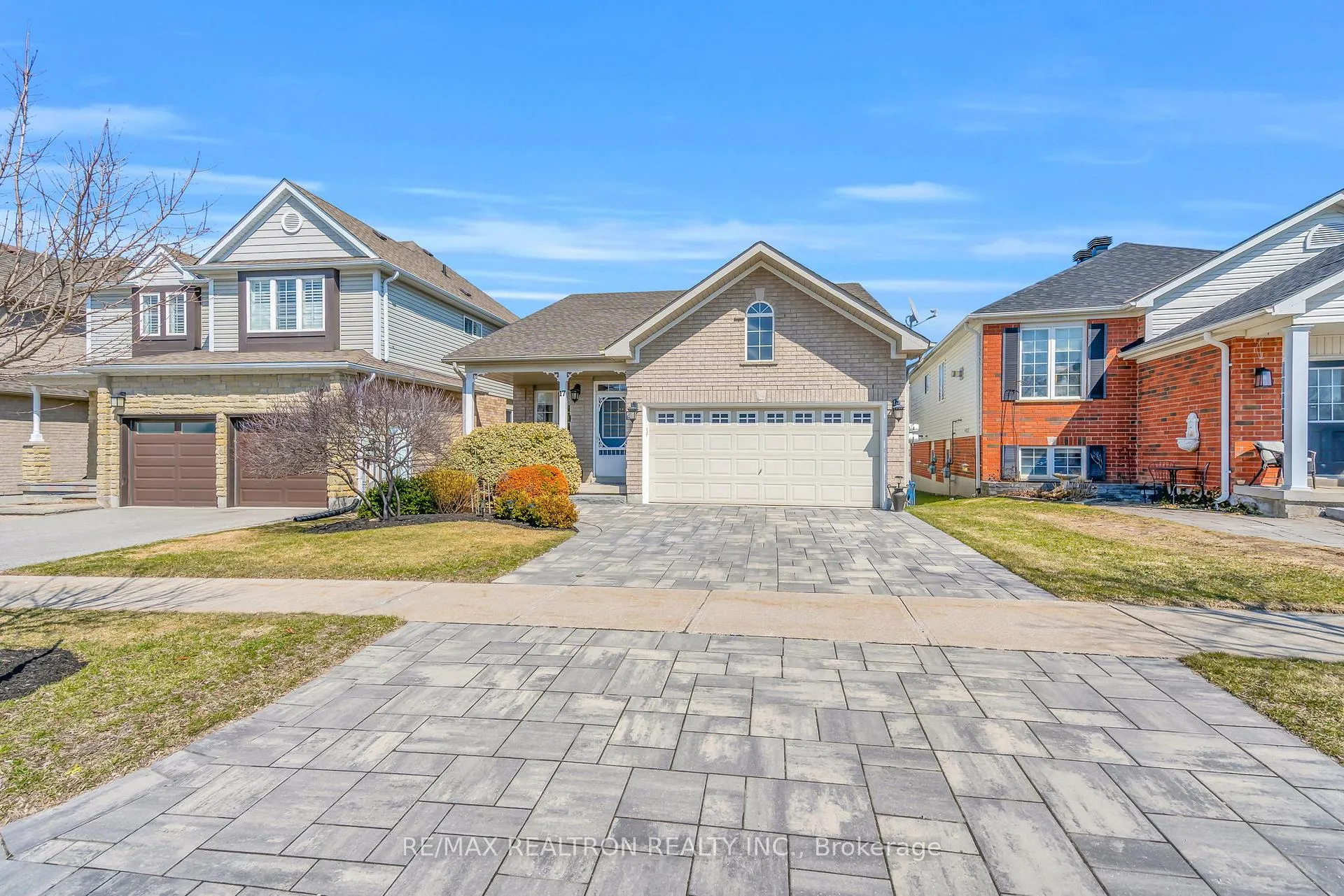 Photo 3 of 17 Marchant Circle, King, Schomberg — HOMEH