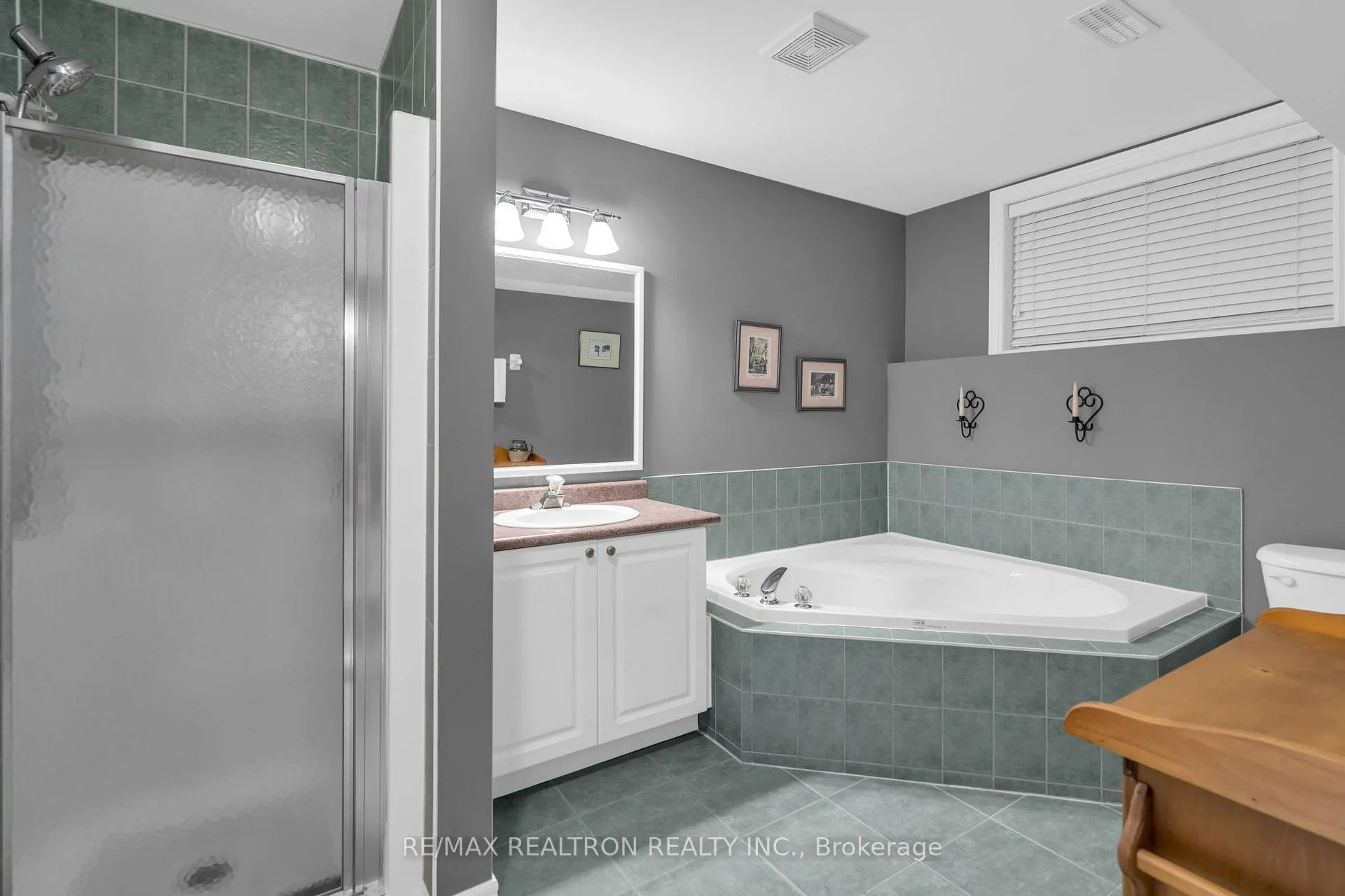 Photo 27 of 17 Marchant Circle, King, Schomberg — HOMEH