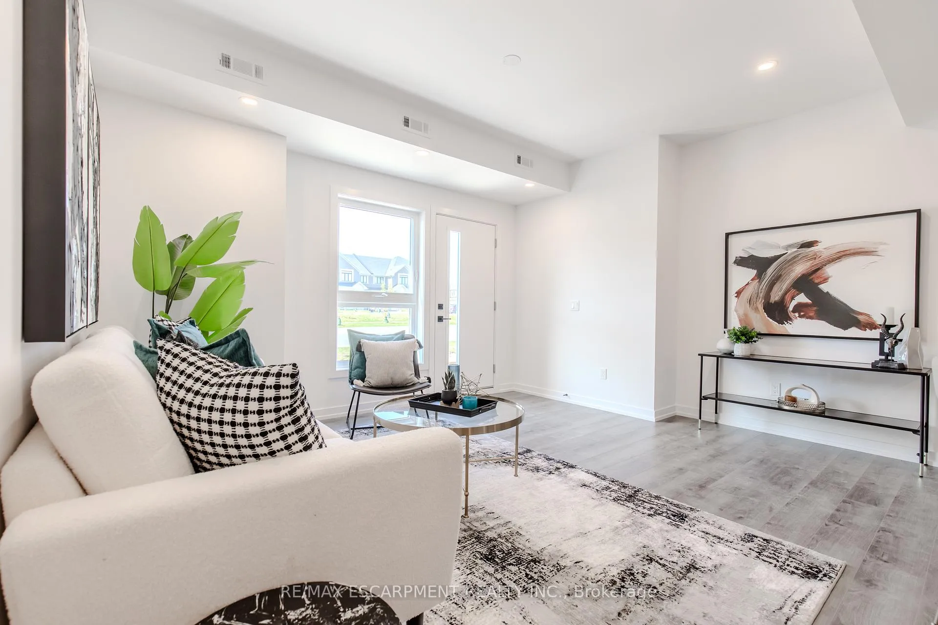 Photo 3 of 243 Burke Street, Hamilton, Waterdown — HOMEH