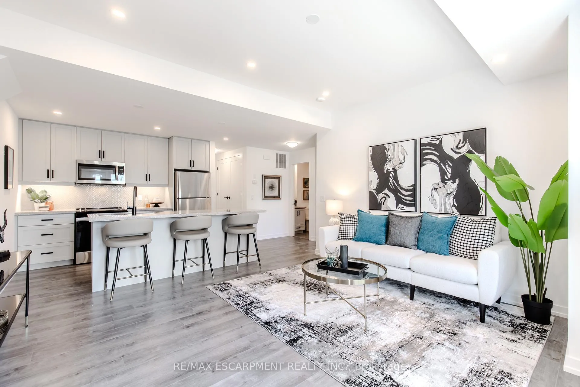 Photo 4 of 243 Burke Street, Hamilton, Waterdown — HOMEH