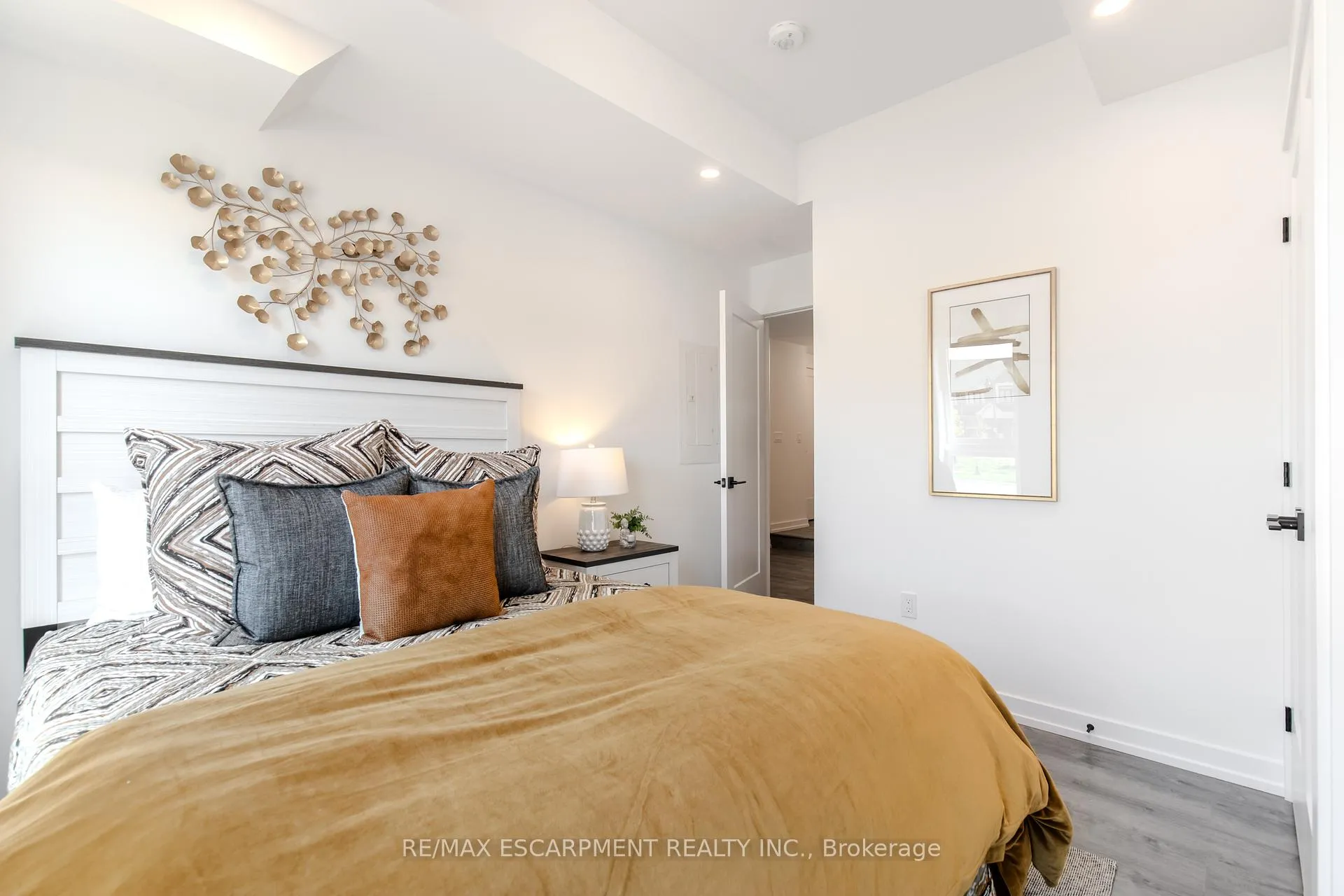 Photo 17 of 243 Burke Street, Hamilton, Waterdown — HOMEH