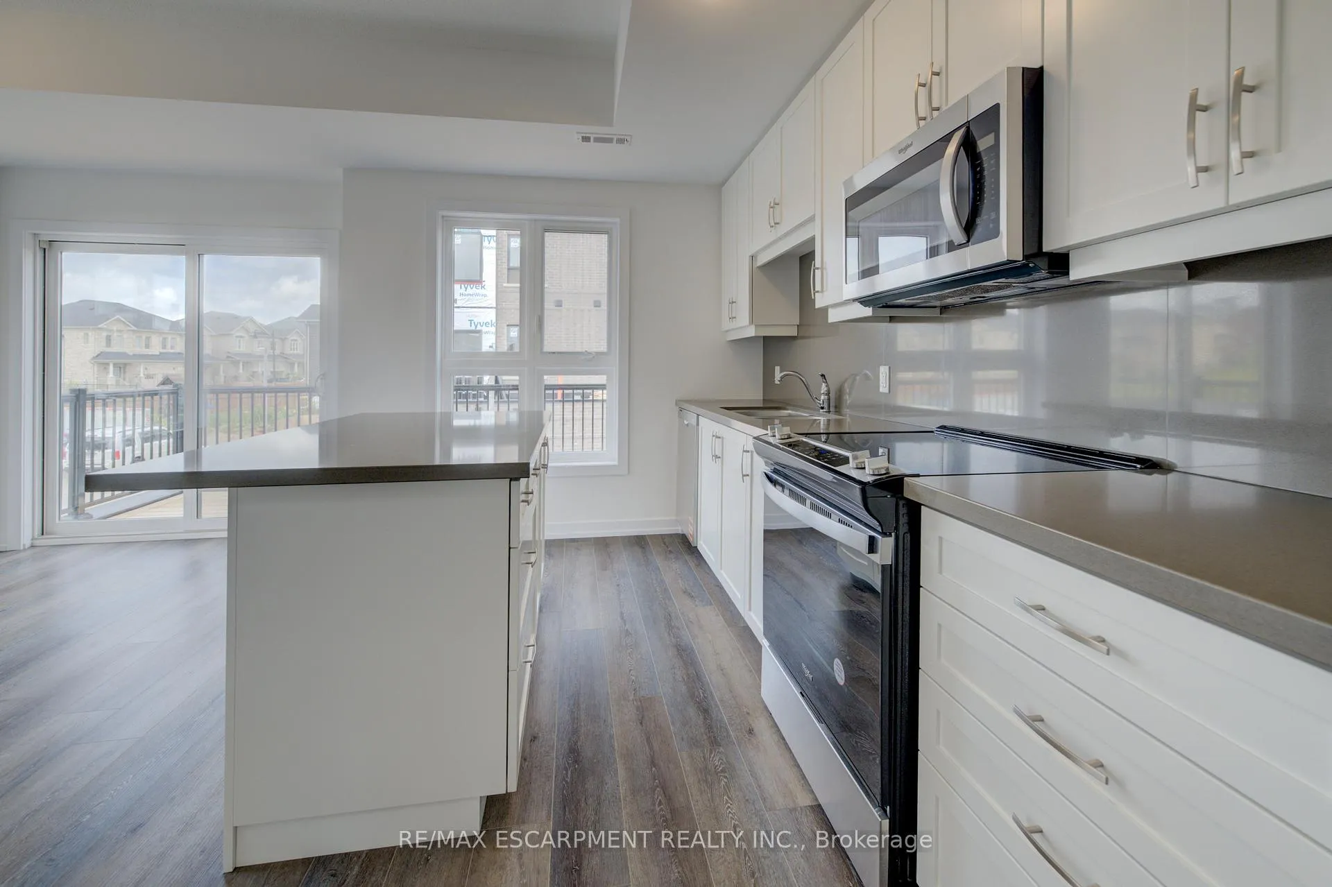 Photo 9 of 251 Burke Street, Hamilton, Waterdown — HOMEH