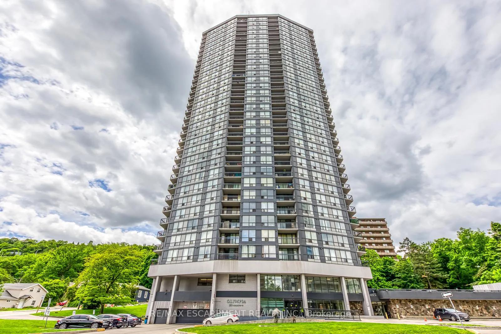 Front of Unit 1205, 150 Charlton Avenue E
