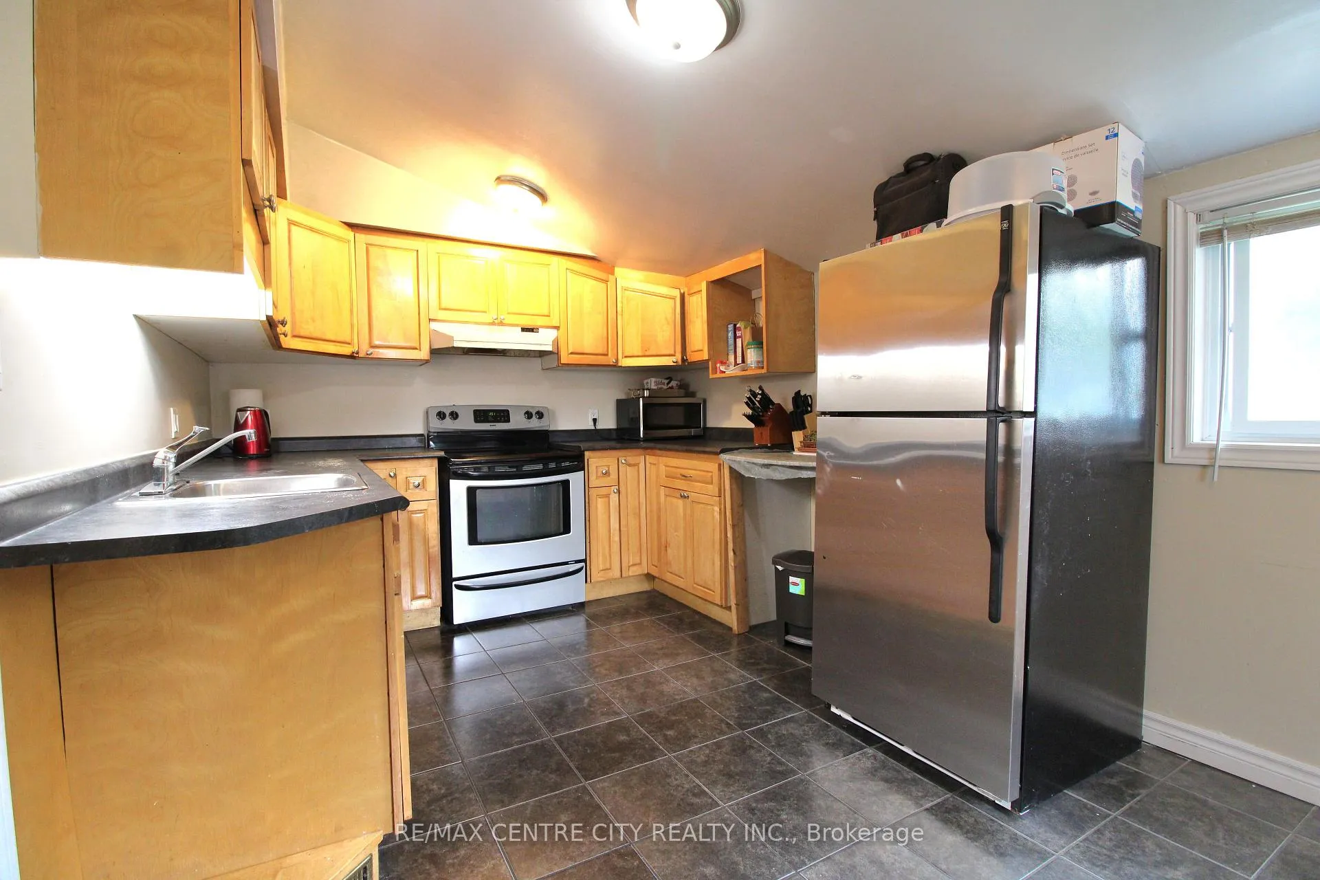 Photo 9 of 28 Maple Street, St. Thomas — HOMEH