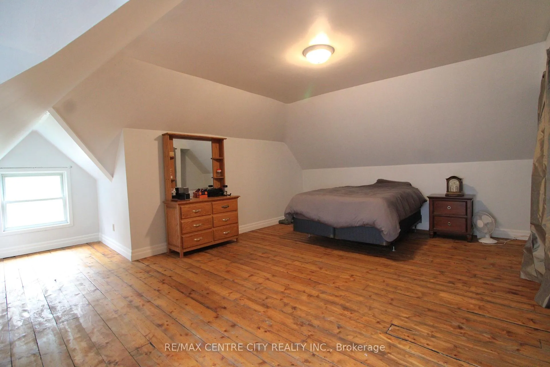 Photo 11 of 28 Maple Street, St. Thomas — HOMEH