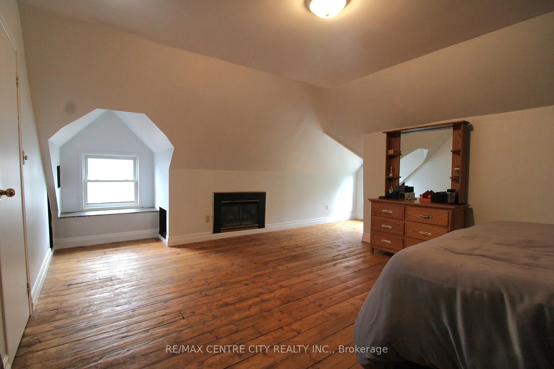 Photo 12 of 28 Maple Street, St. Thomas — HOMEH