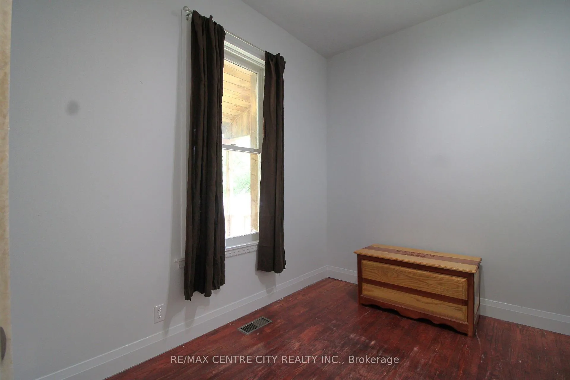 Photo 16 of 28 Maple Street, St. Thomas — HOMEH
