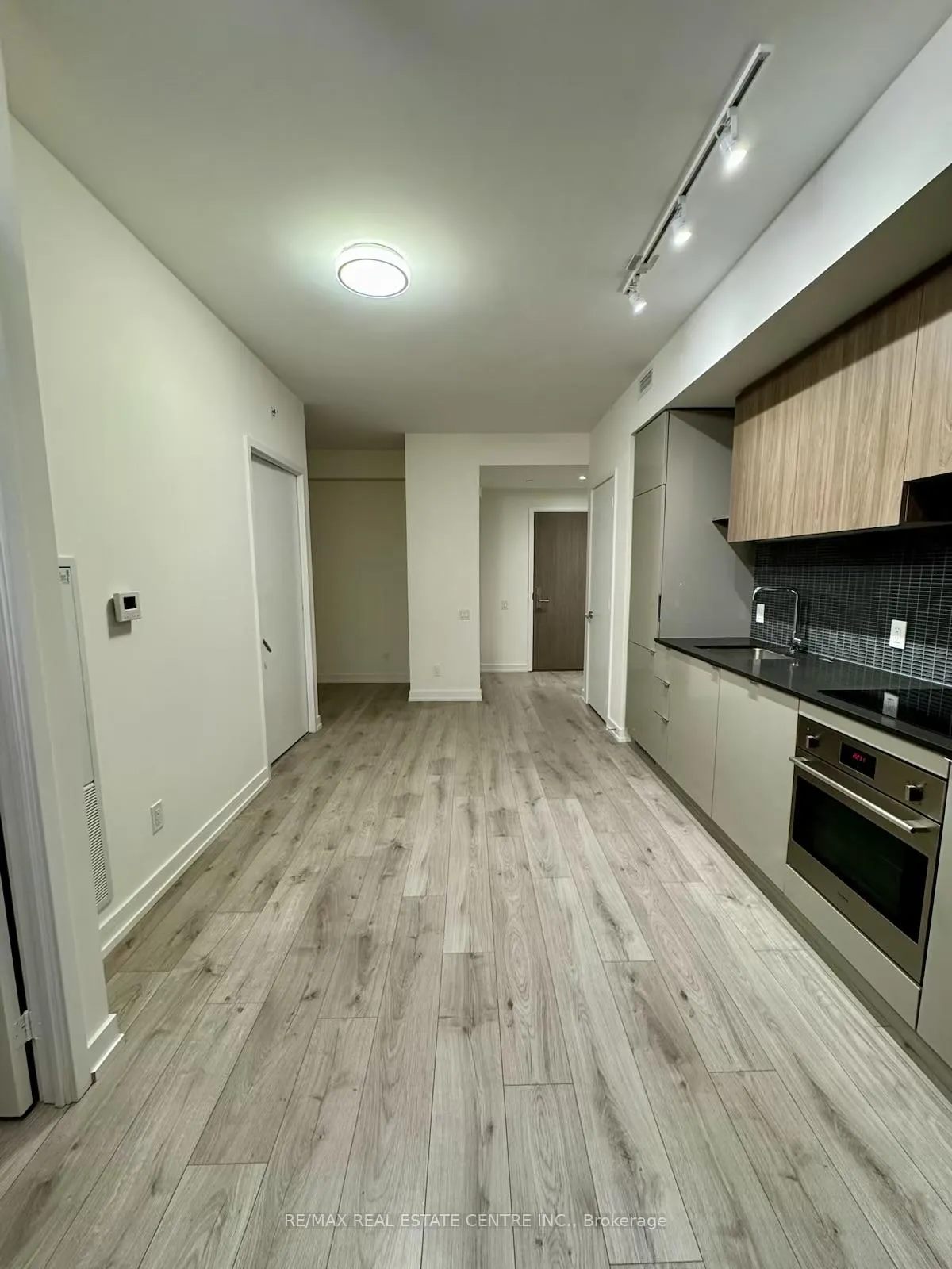 Photo 4 of Unit 1708, 161 Roehampton Avenue, Toronto, Mount Pleasant West — HOMEH