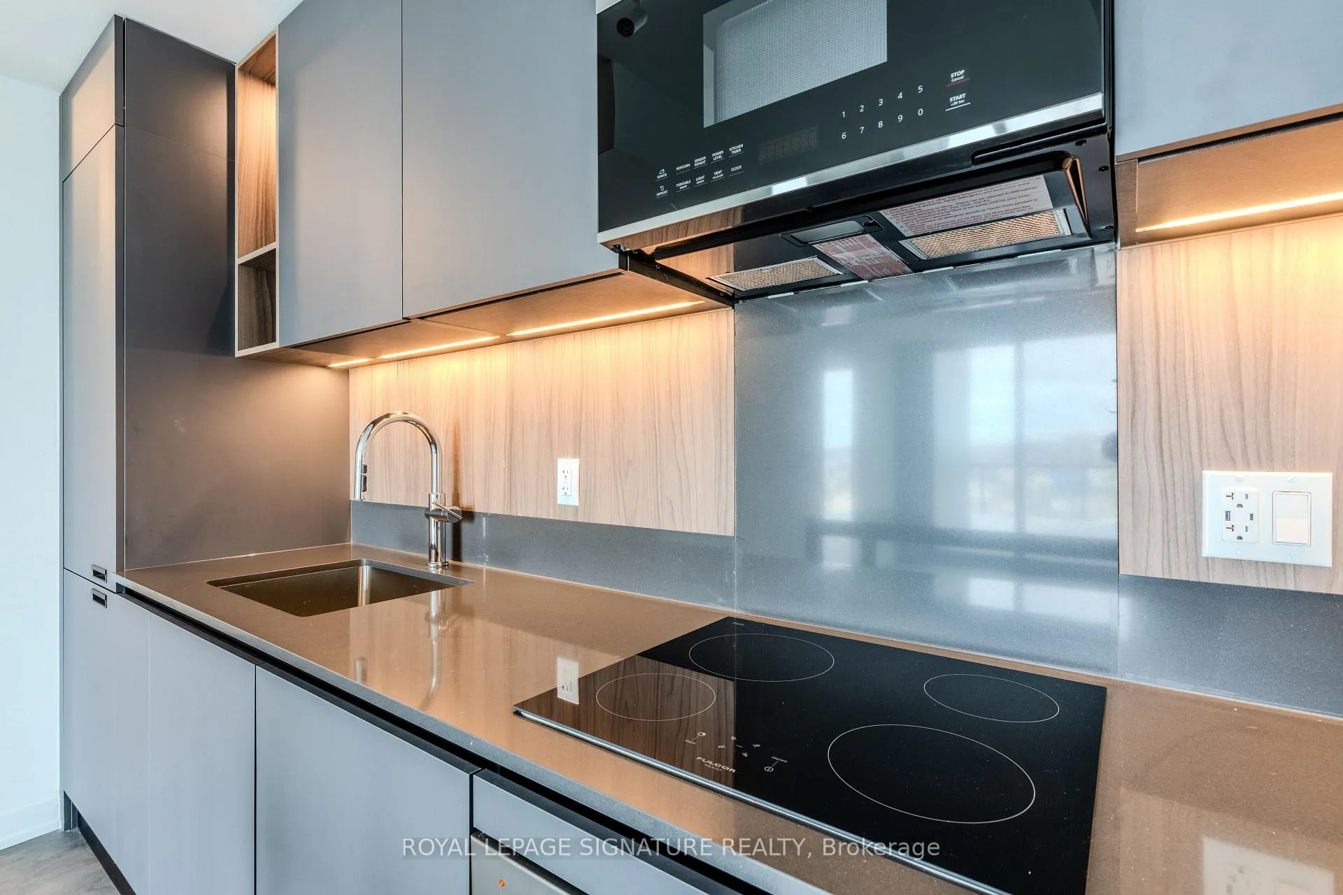 Photo 2 of Unit 1607, 39 Mary Street, Barrie, City Centre — HOMEH
