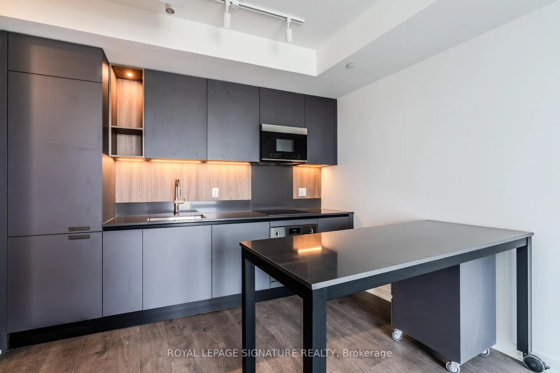 Photo 10 of Unit 1607, 39 Mary Street, Barrie, City Centre — HOMEH