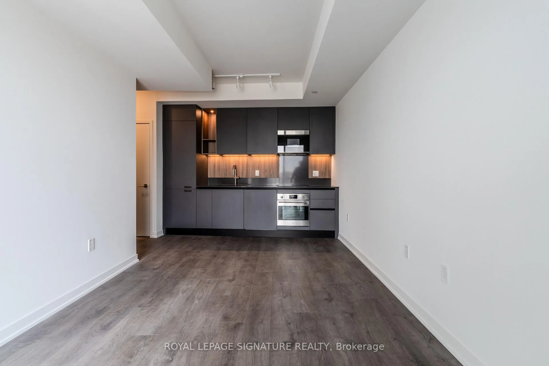 Photo 11 of Unit 1607, 39 Mary Street, Barrie, City Centre — HOMEH