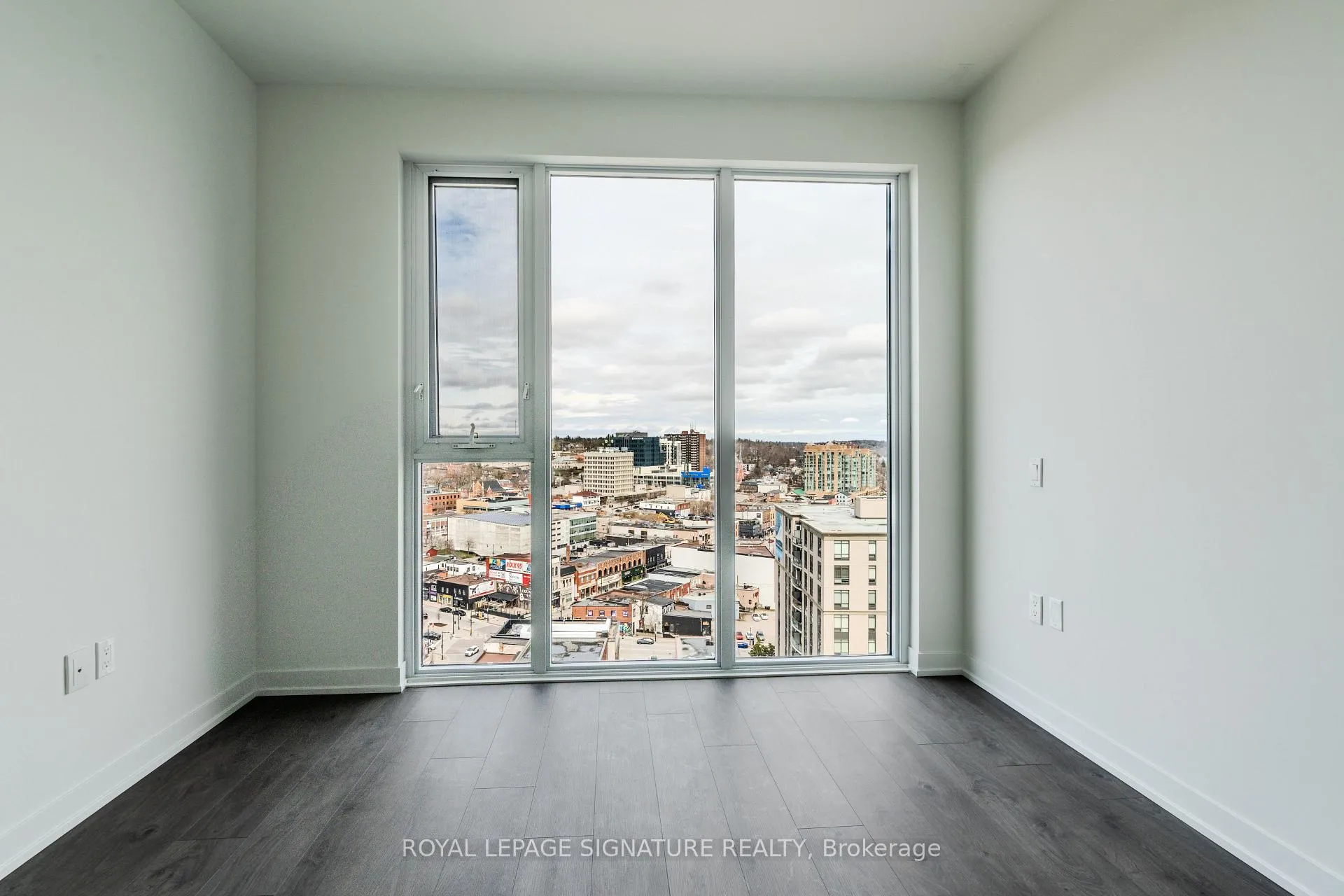 Photo 13 of Unit 1607, 39 Mary Street, Barrie, City Centre — HOMEH