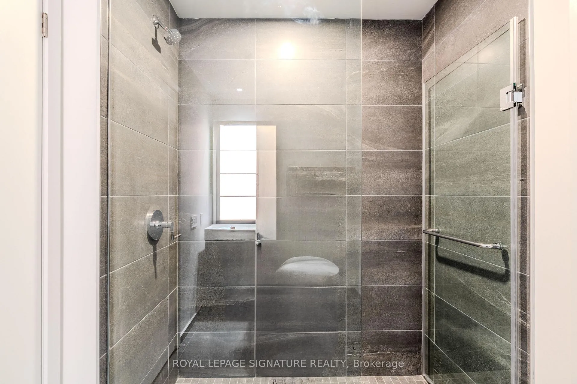 Photo 22 of Unit 1607, 39 Mary Street, Barrie, City Centre — HOMEH