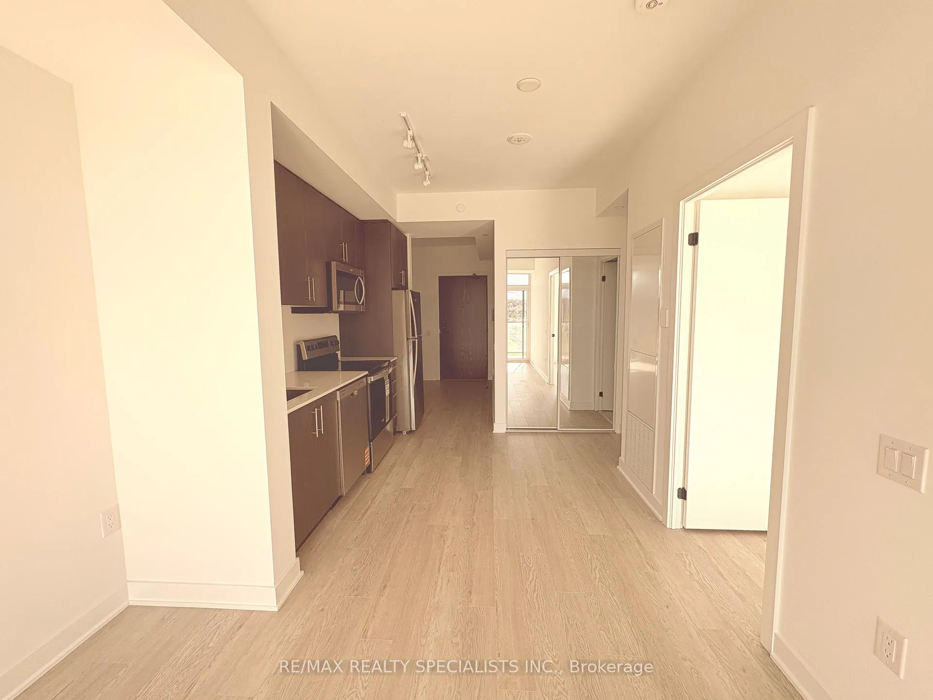 Photo 4 of Unit 1501, 2782 Barton Street, Hamilton, Riverdale — HOMEH