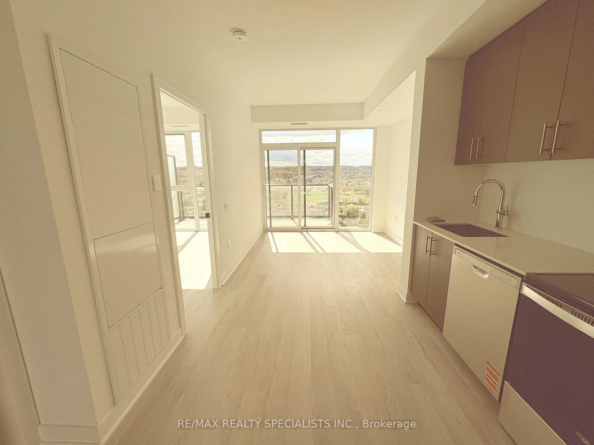 Photo 5 of Unit 1501, 2782 Barton Street, Hamilton, Riverdale — HOMEH