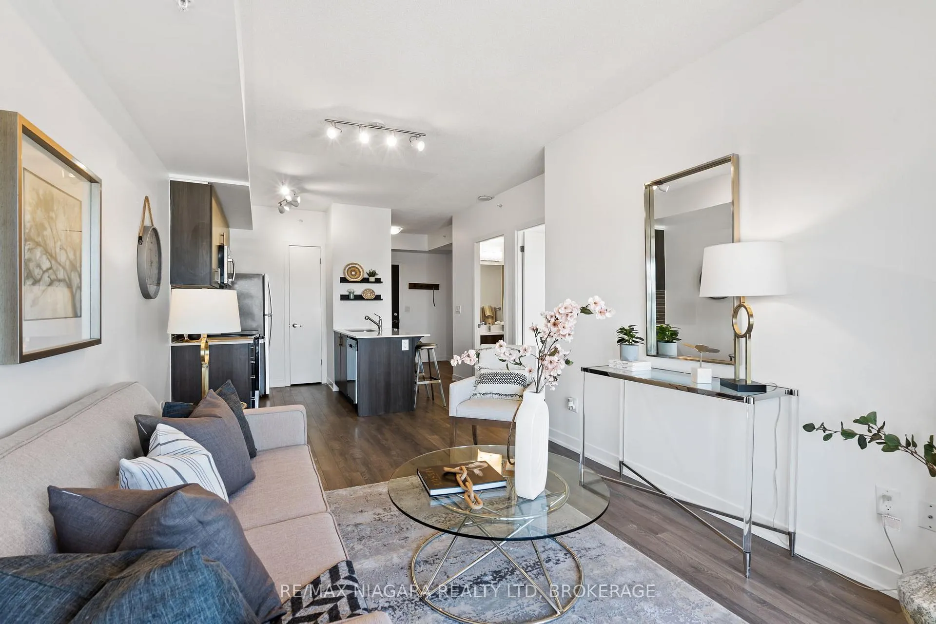 Photo 4 of Unit 1202, 550 North Service Road, Grimsby, Grimsby Beach — HOMEH