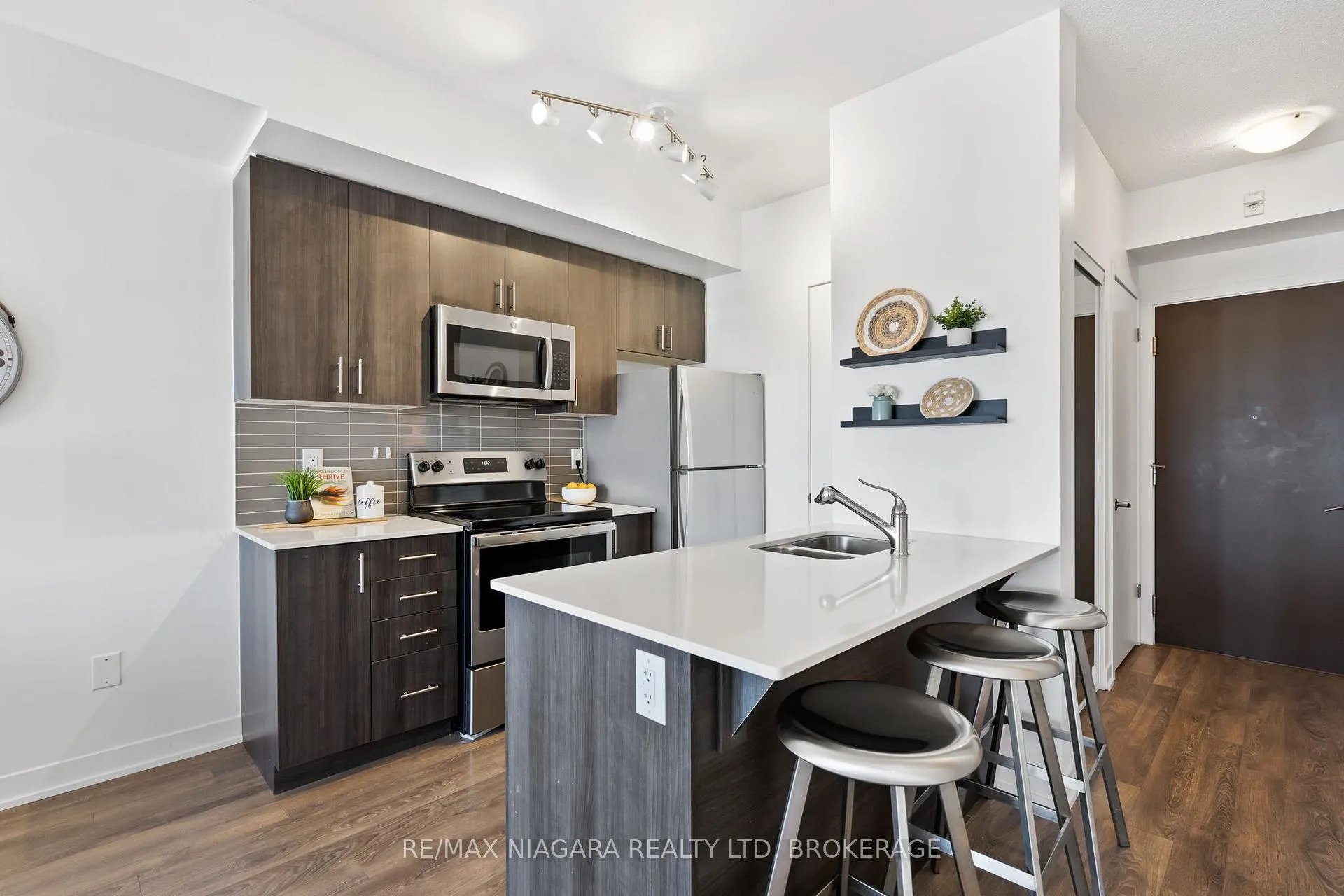 Photo 8 of Unit 1202, 550 North Service Road, Grimsby, Grimsby Beach — HOMEH