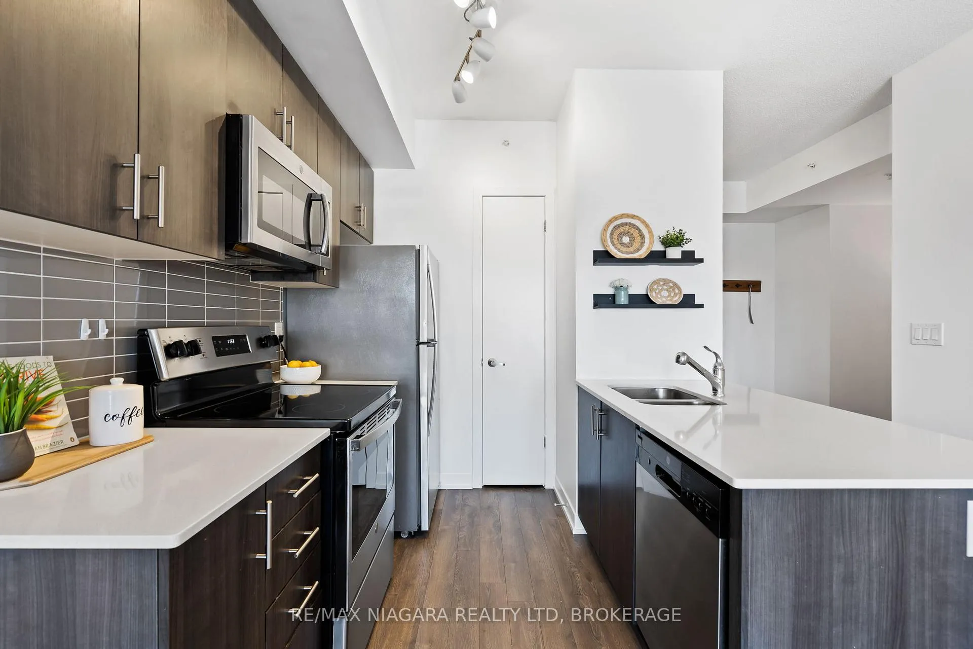 Photo 9 of Unit 1202, 550 North Service Road, Grimsby, Grimsby Beach — HOMEH