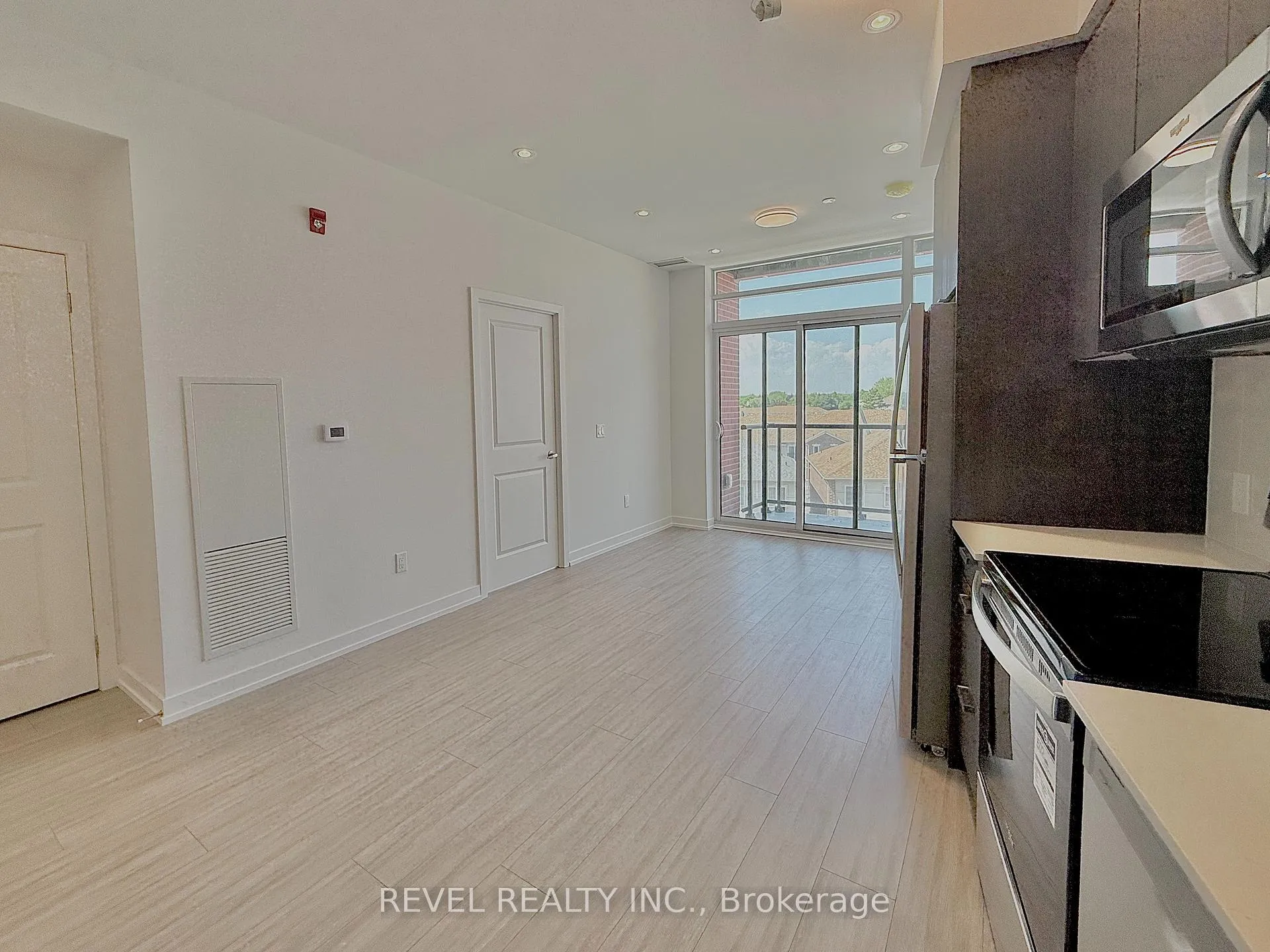 Photo 5 of Unit 523, 1010 Dundas Street E, Whitby, Blue Grass Meadows — HOMEH