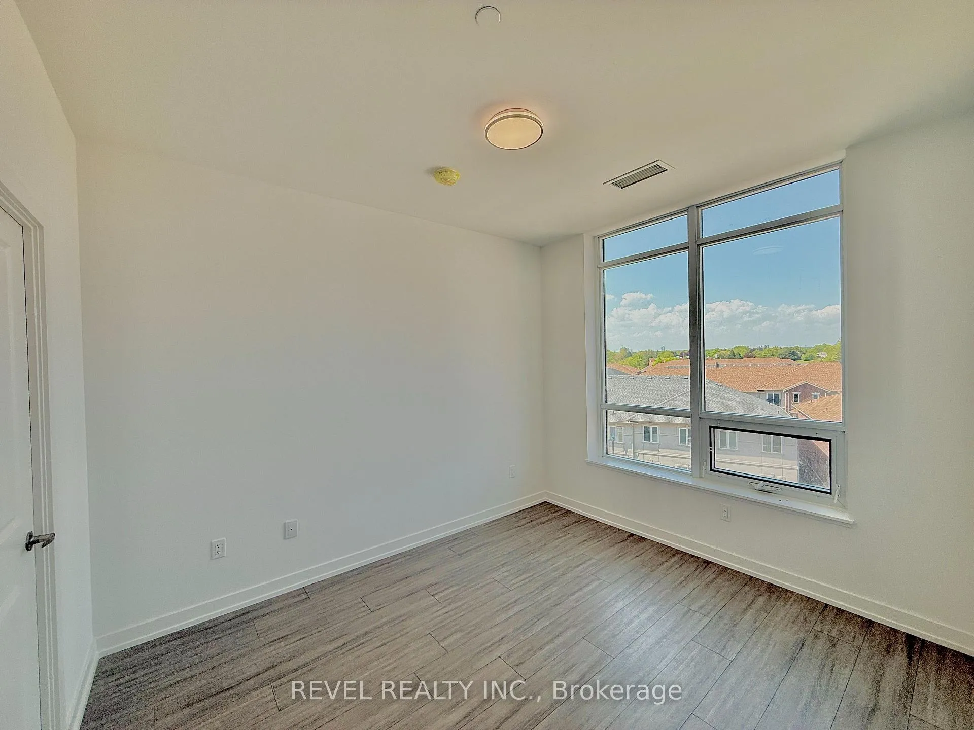 Photo 9 of Unit 523, 1010 Dundas Street E, Whitby, Blue Grass Meadows — HOMEH