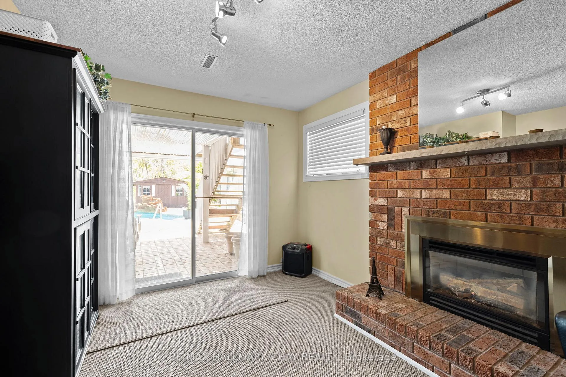 Photo 32 of 292 Leacock Drive, Barrie, Letitia Heights — HOMEH