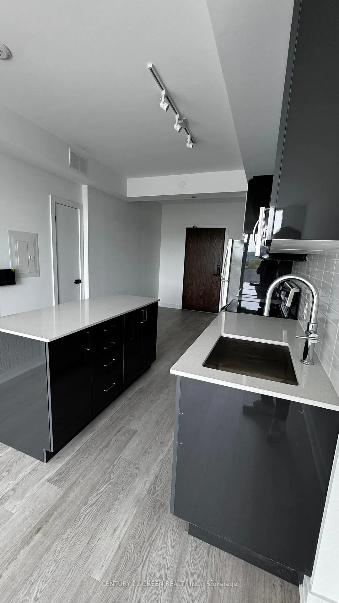 Photo 5 of Unit 404, 2782 Barton Street E, Hamilton, Riverdale — HOMEH