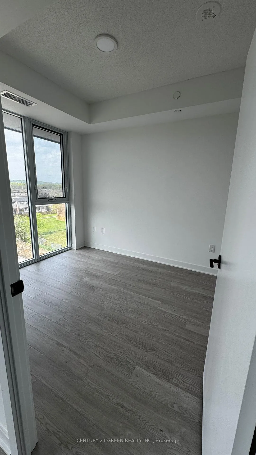 Photo 11 of Unit 404, 2782 Barton Street E, Hamilton, Riverdale — HOMEH