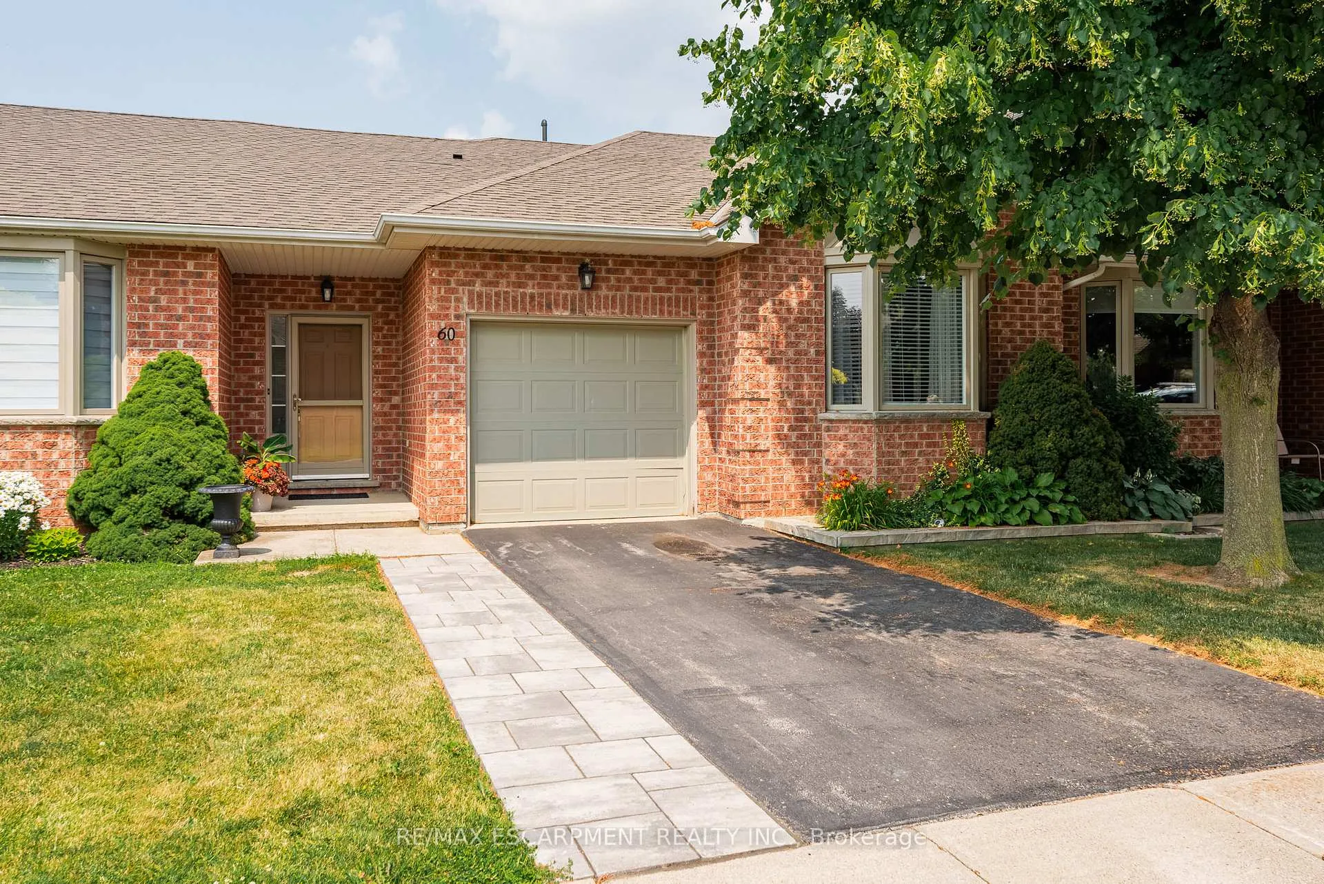 Photo 3 of 60 Riveroaks Drive, Hamilton, Mount Hope — HOMEH