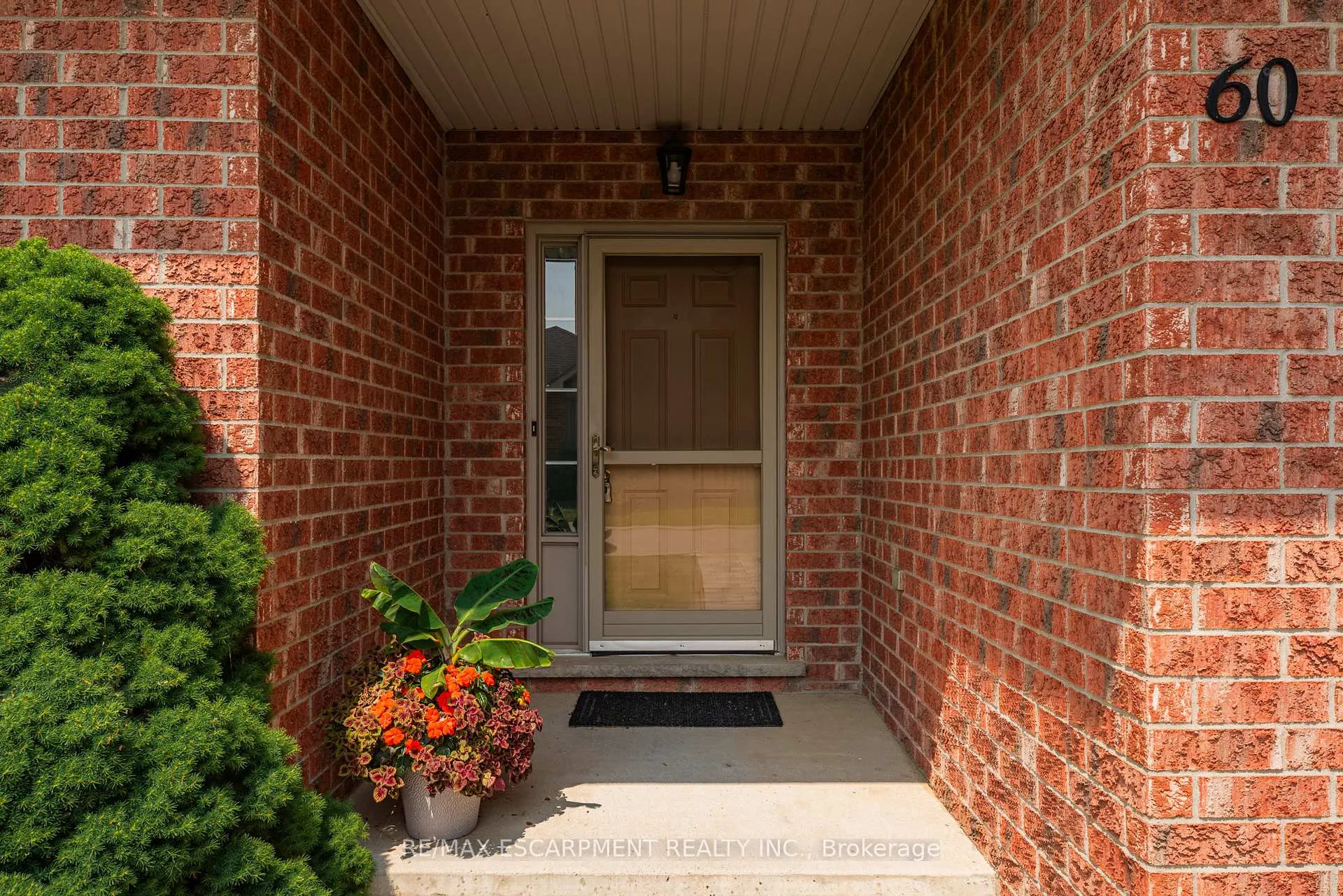 Photo 4 of 60 Riveroaks Drive, Hamilton, Mount Hope — HOMEH