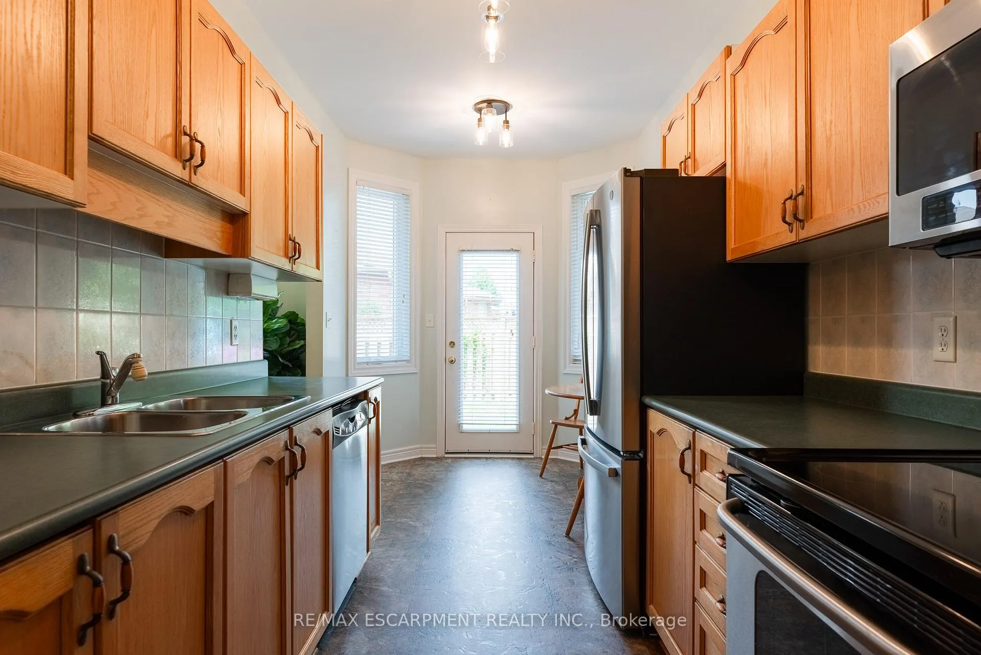 Photo 16 of 60 Riveroaks Drive, Hamilton, Mount Hope — HOMEH
