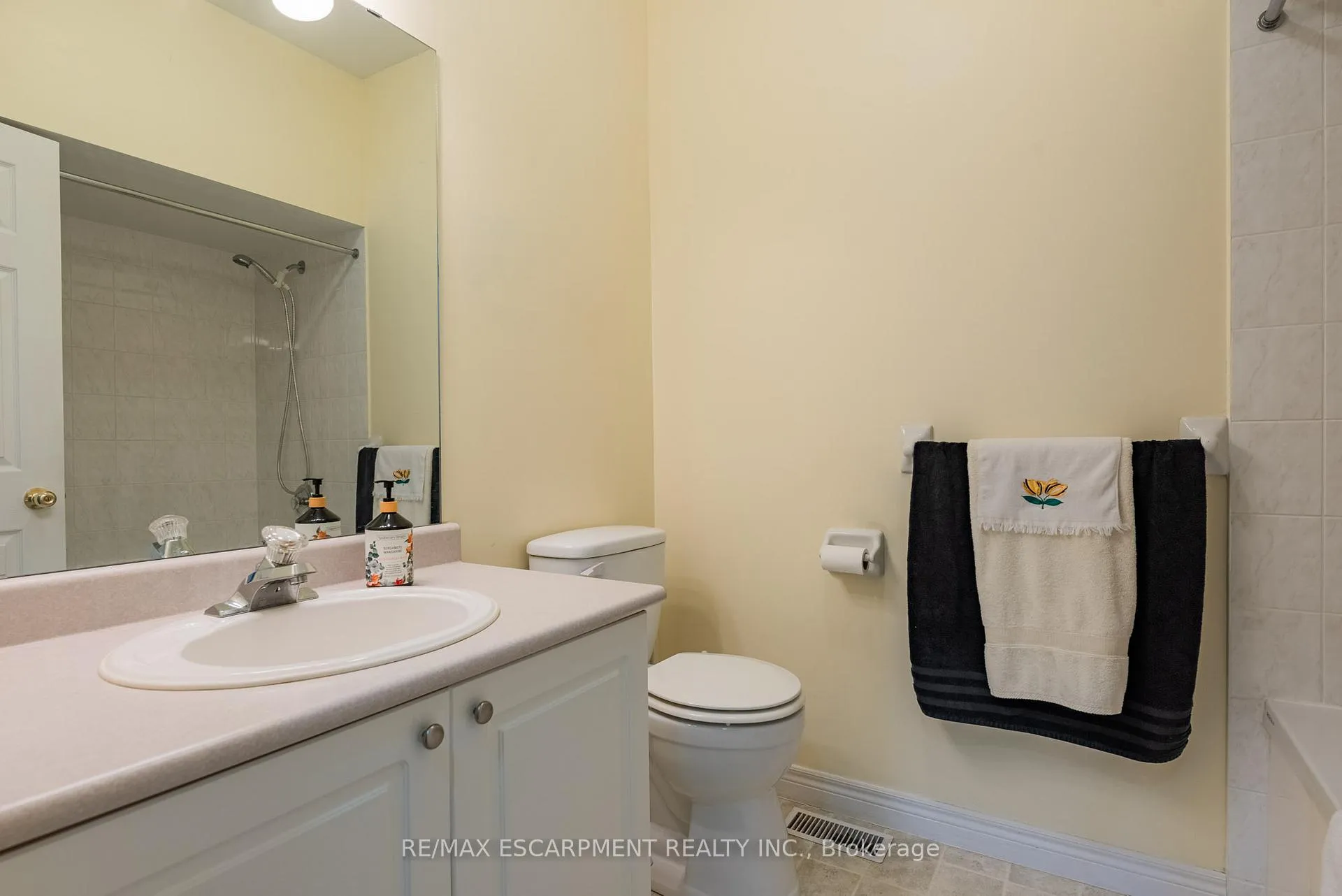 Photo 23 of 60 Riveroaks Drive, Hamilton, Mount Hope — HOMEH