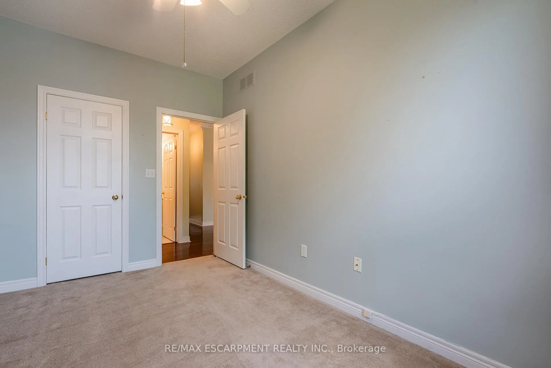 Photo 25 of 60 Riveroaks Drive, Hamilton, Mount Hope — HOMEH