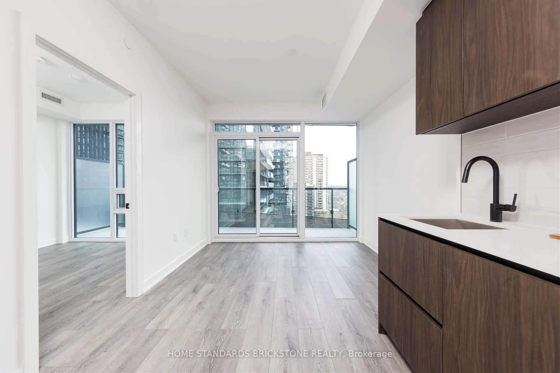 Photo 5 of Unit 1105, 117 Broadway Avenue, Toronto, Mount Pleasant West — HOMEH