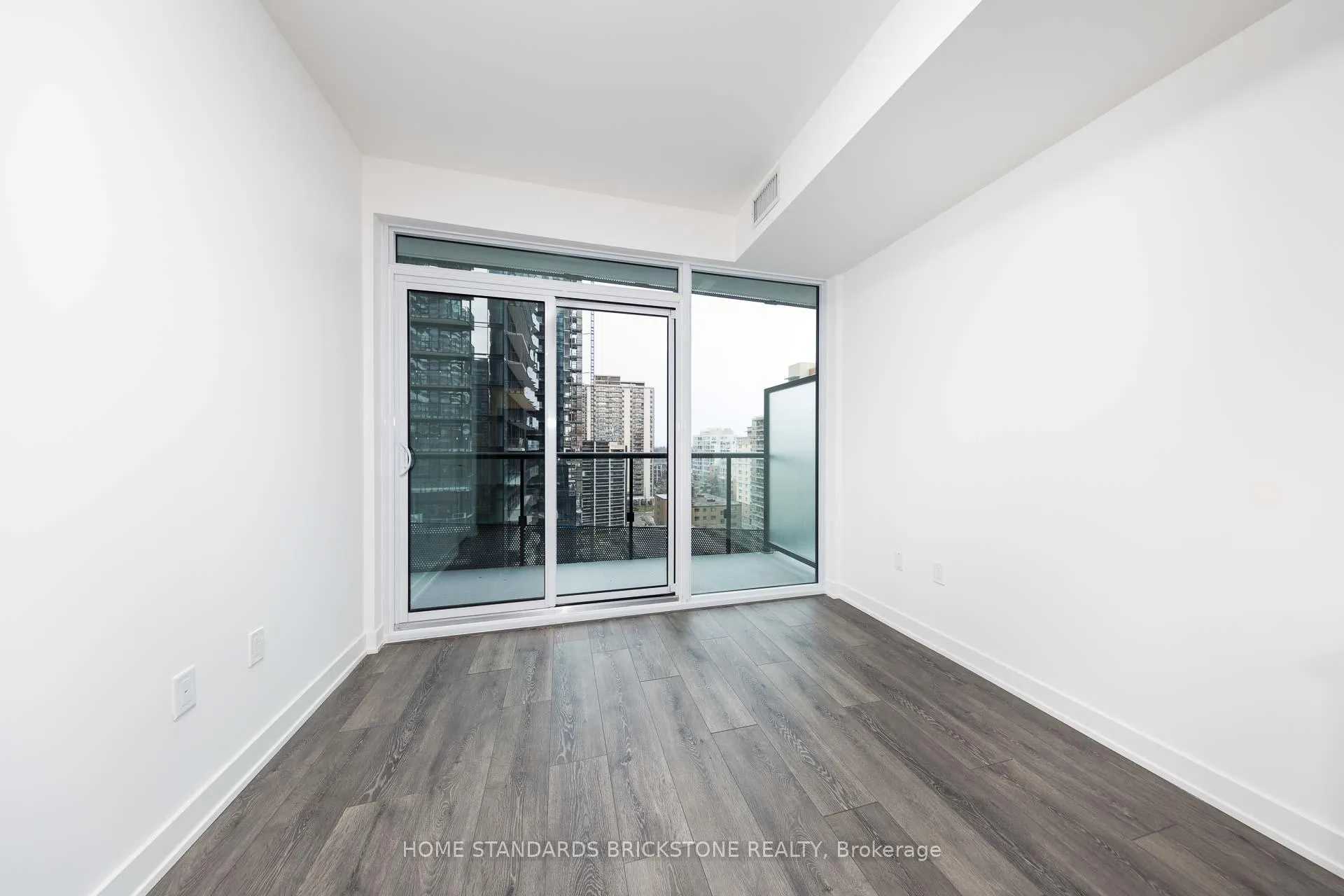 Photo 6 of Unit 1105, 117 Broadway Avenue, Toronto, Mount Pleasant West — HOMEH