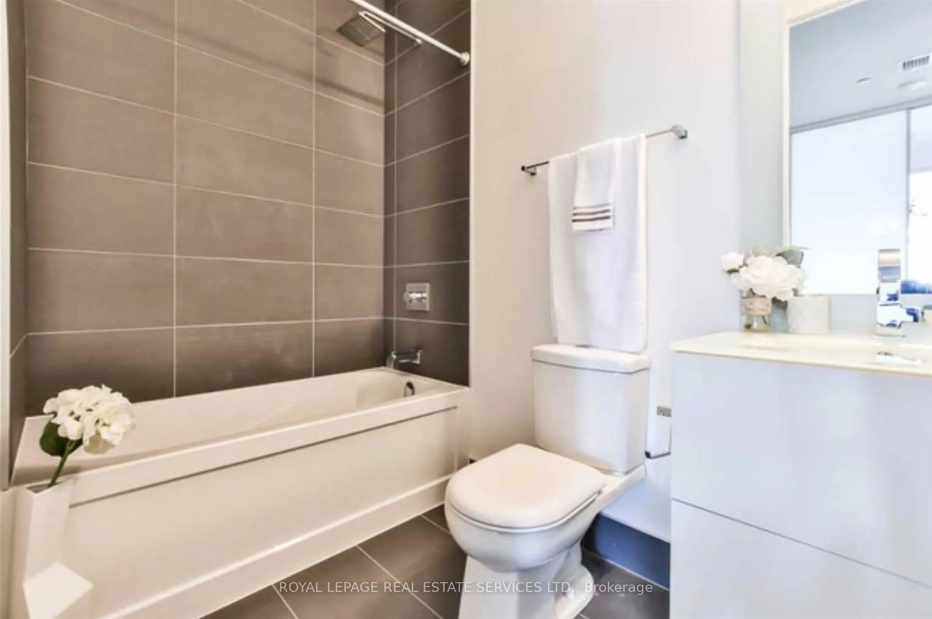Photo 11 of Unit 1522, 111 St Clair Avenue W, Toronto, Yonge-St. Clair — HOMEH