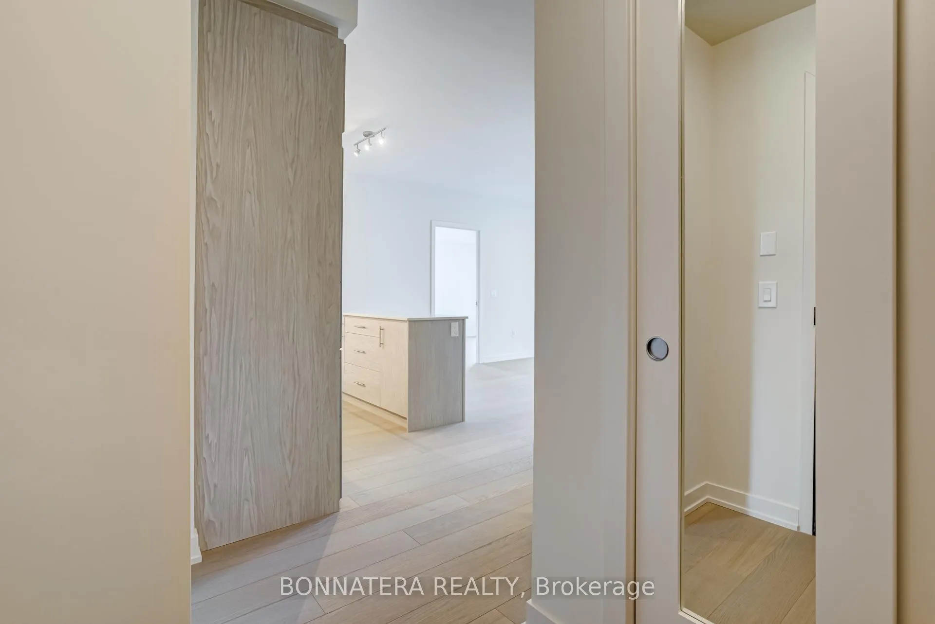 Photo 5 of Unit 1205, 212 King William Street, Hamilton, Beasley — HOMEH