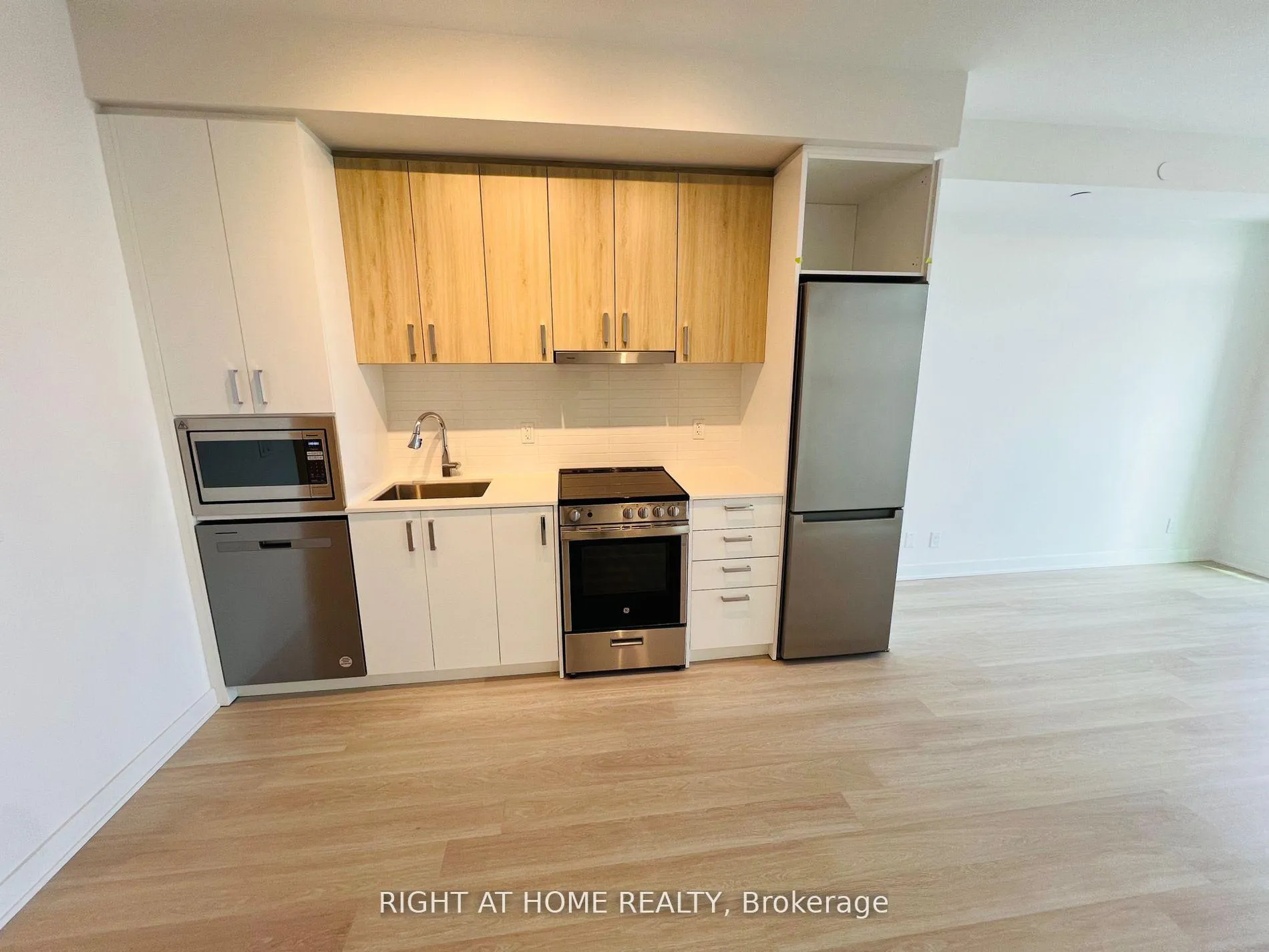 Photo 11 of Unit A3001, 30 Upper Mall Way, Vaughan, Brownridge — HOMEH