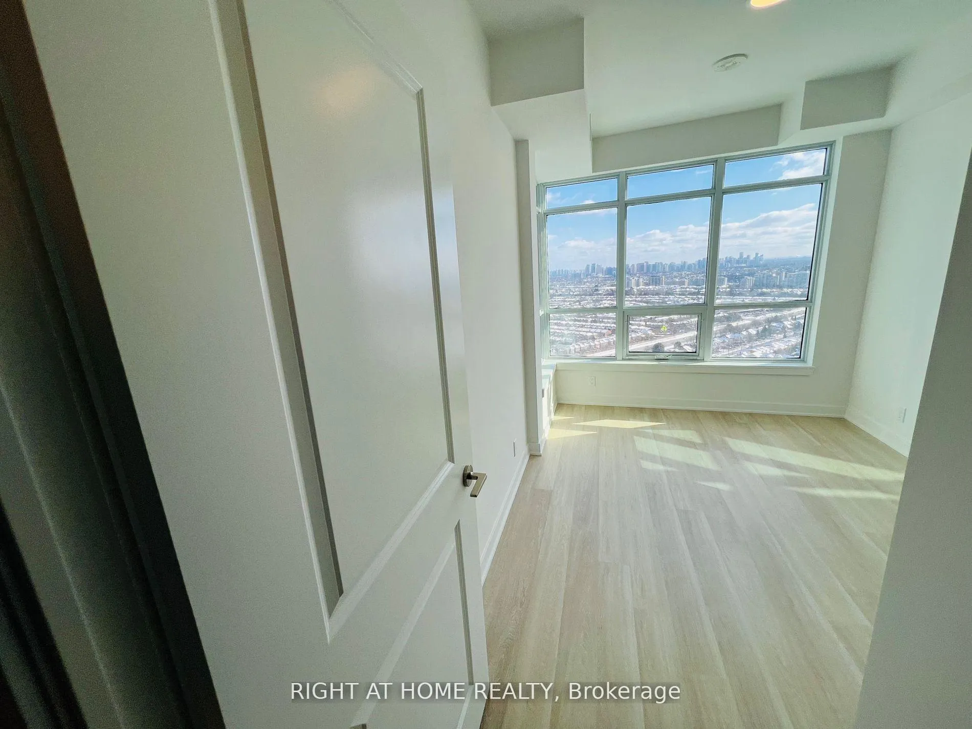 Photo 16 of Unit A3001, 30 Upper Mall Way, Vaughan, Brownridge — HOMEH
