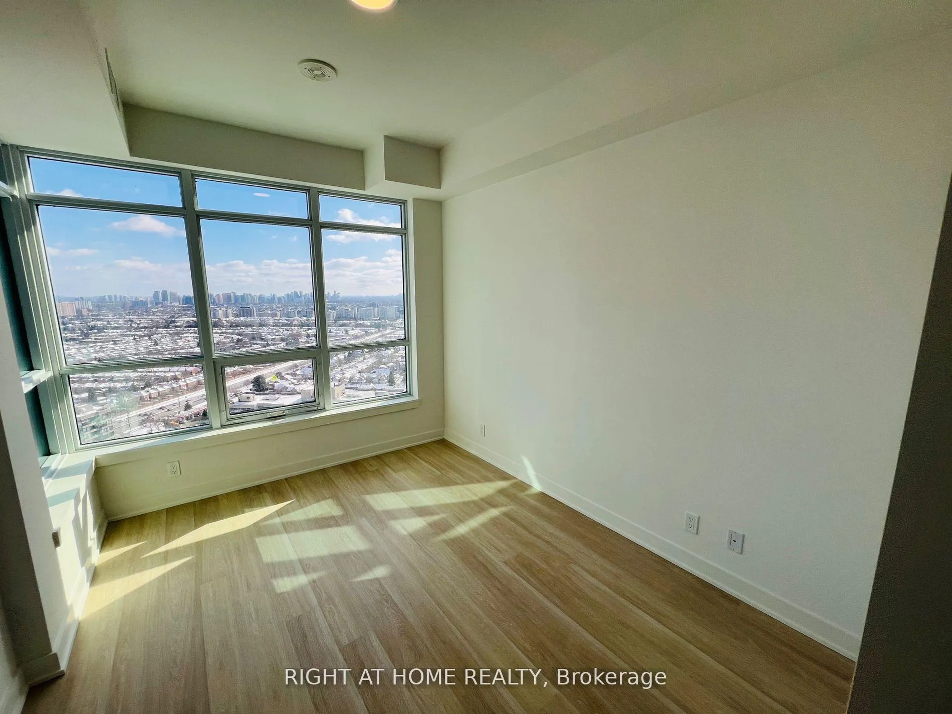 Photo 17 of Unit A3001, 30 Upper Mall Way, Vaughan, Brownridge — HOMEH