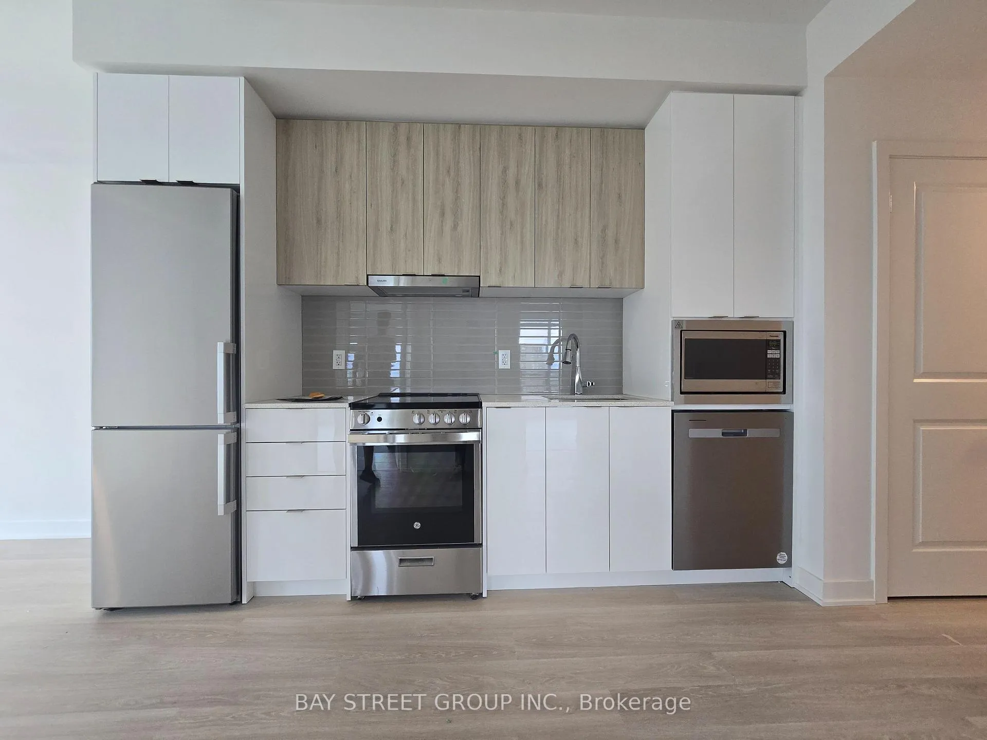 Photo 4 of Unit 902B, 50 Upper Mall Way, Vaughan, Brownridge — HOMEH