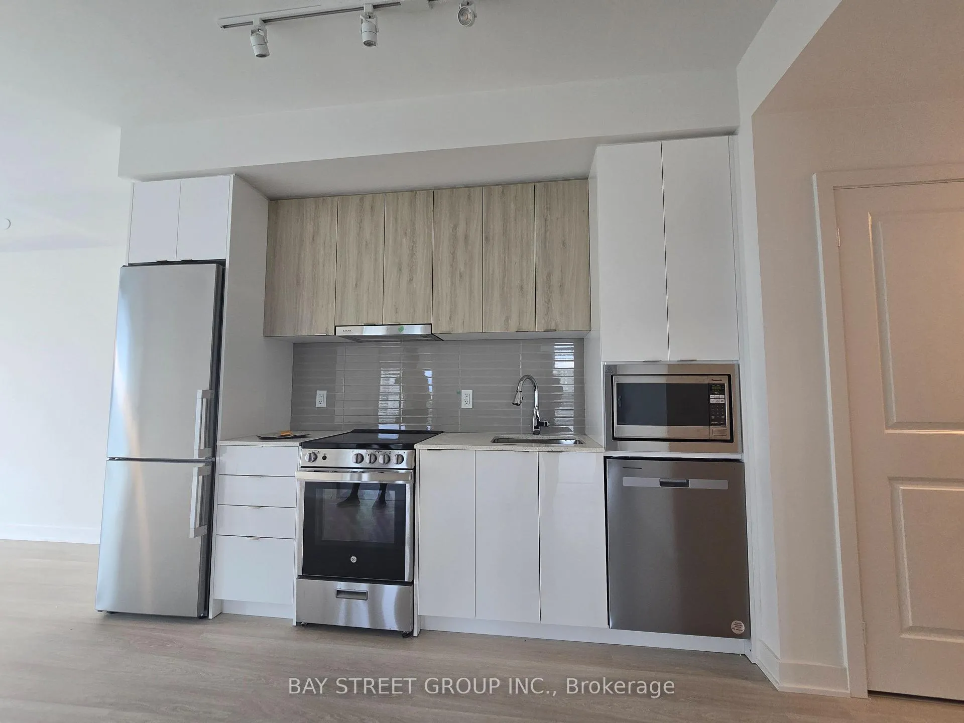 Photo 6 of Unit 902B, 50 Upper Mall Way, Vaughan, Brownridge — HOMEH
